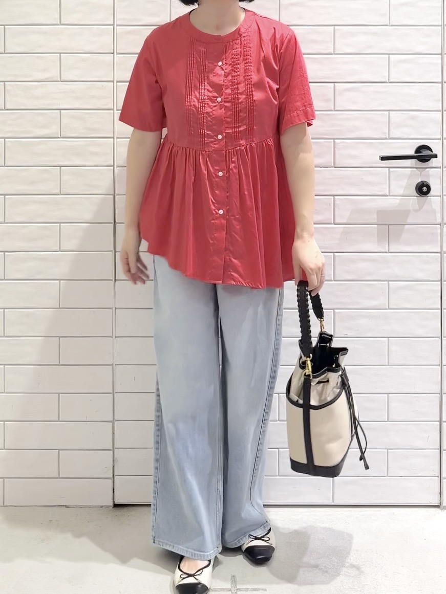 しおりさんの「OPAQUE.CLIP｜ピンタックアシメペプラムブラウス【洗濯機ＯＫ】」を使ったコーディネート