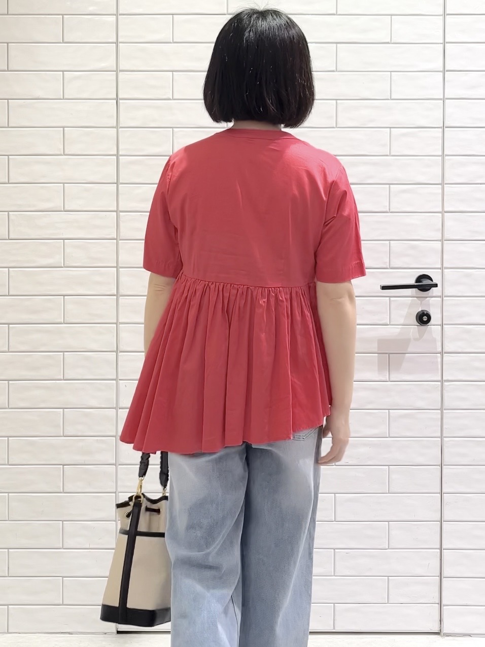しおりさんの「OPAQUE.CLIP｜ピンタックアシメペプラムブラウス【洗濯機ＯＫ】」を使ったコーディネート