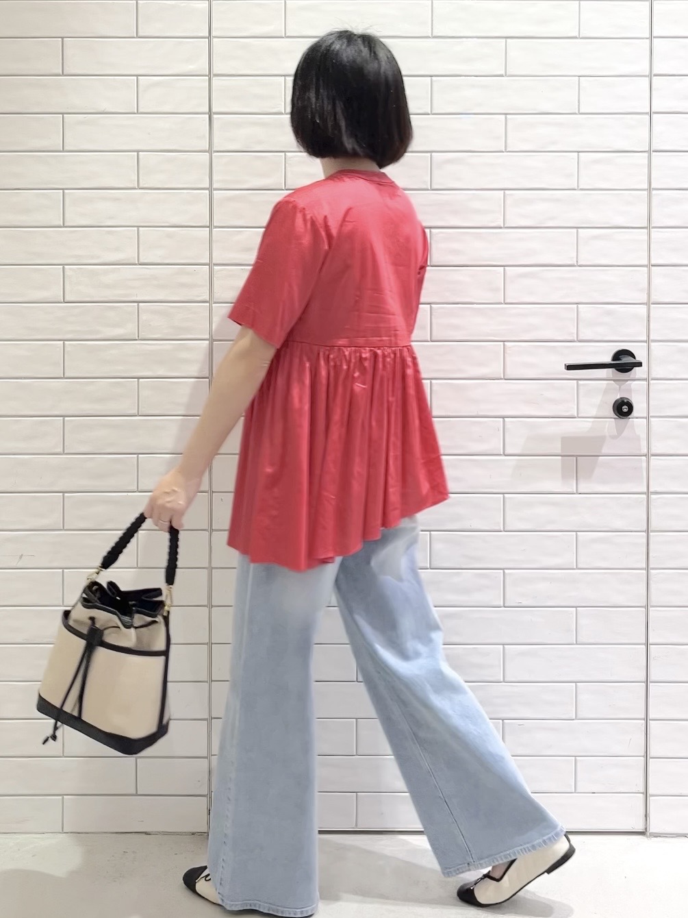 しおりさんの「OPAQUE.CLIP｜ピンタックアシメペプラムブラウス【洗濯機ＯＫ】」を使ったコーディネート