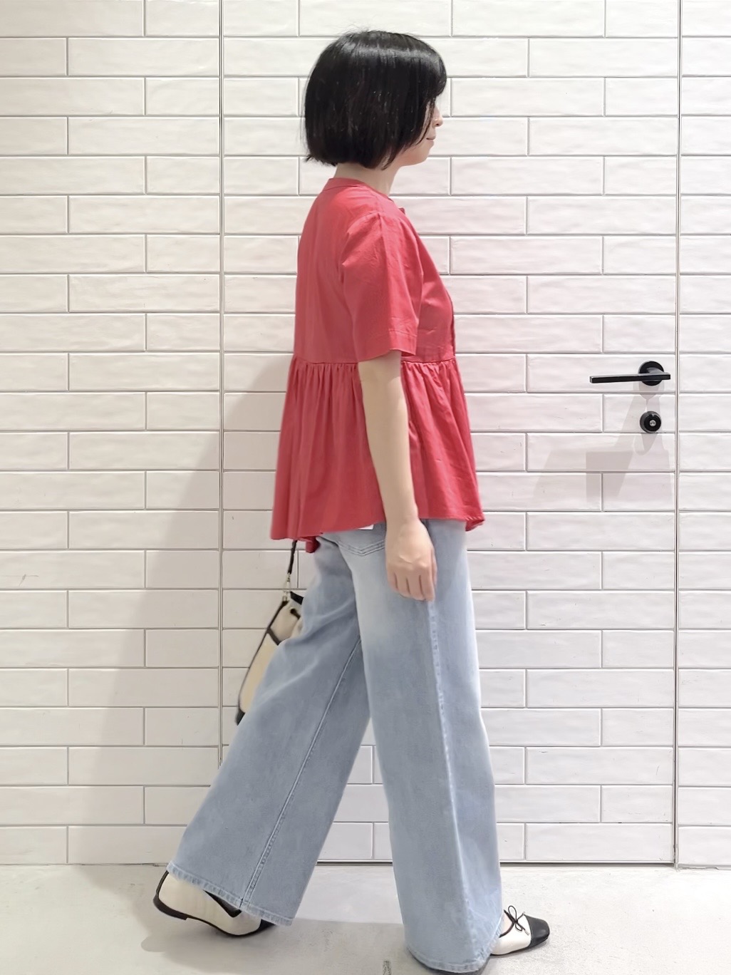 しおりさんの「OPAQUE.CLIP｜ピンタックアシメペプラムブラウス【洗濯機ＯＫ】」を使ったコーディネート