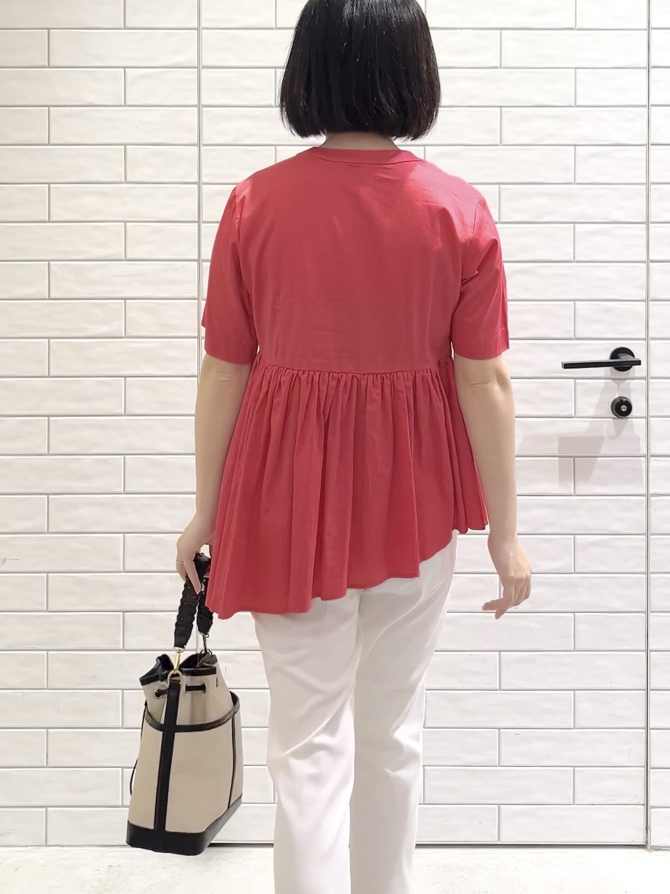 しおりさんの「OPAQUE.CLIP｜ピンタックアシメペプラムブラウス【洗濯機ＯＫ】」を使ったコーディネート