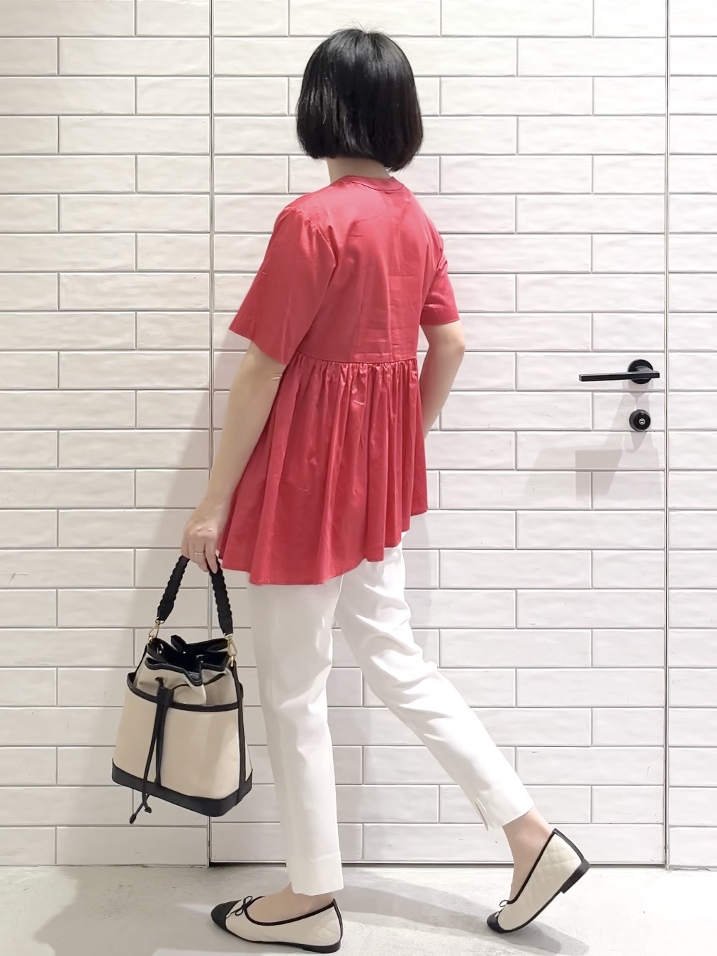 しおりさんの「OPAQUE.CLIP｜ピンタックアシメペプラムブラウス【洗濯機ＯＫ】」を使ったコーディネート