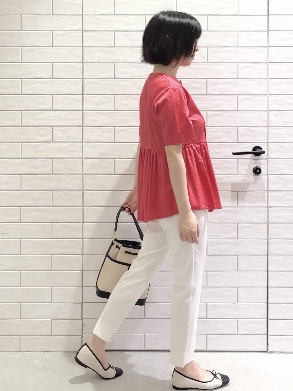 しおりさんの「OPAQUE.CLIP｜ピンタックアシメペプラムブラウス【洗濯機ＯＫ】」を使ったコーディネート