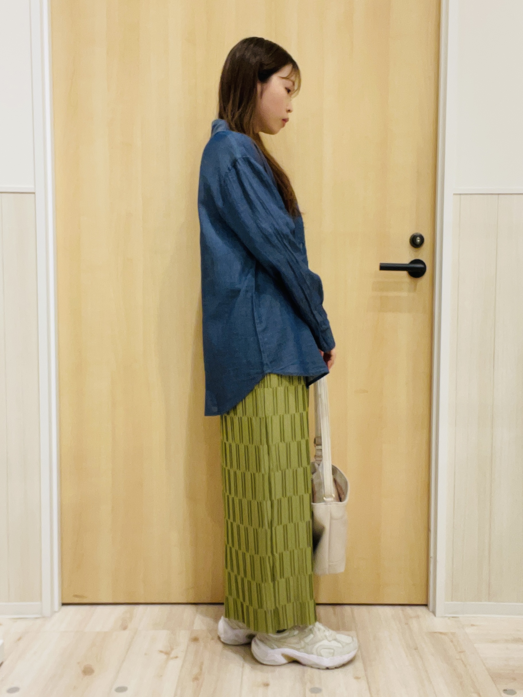 minamiさんの「SHOO･LA･RUE｜【ひんやり/UV/S-LL】お袖ふんわり二の腕カバー ぷっくりラメプリントTシャツ」を使ったコーディネート