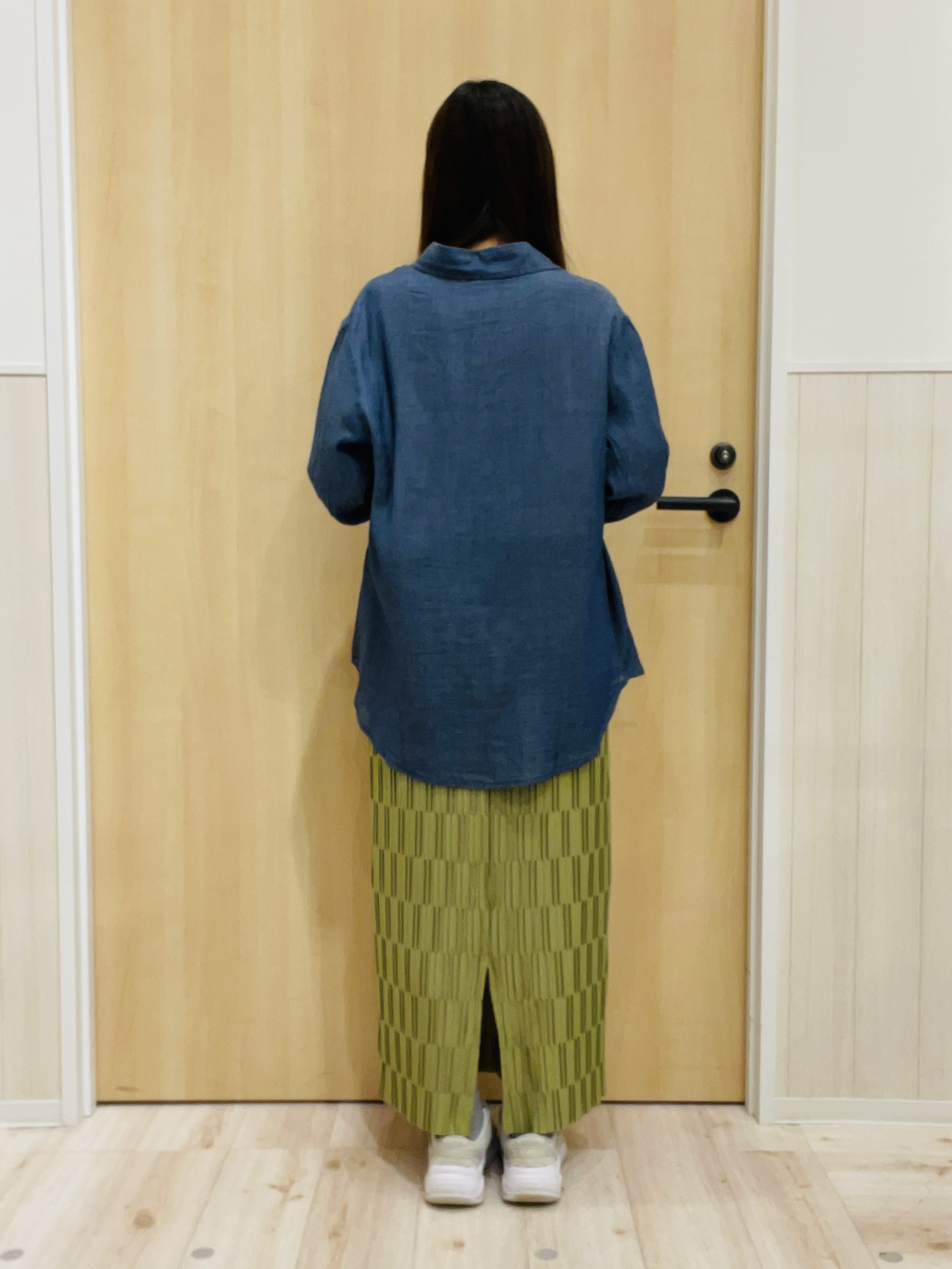 minamiさんの「SHOO･LA･RUE｜【ひんやり/UV/S-LL】お袖ふんわり二の腕カバー ぷっくりラメプリントTシャツ」を使ったコーディネート