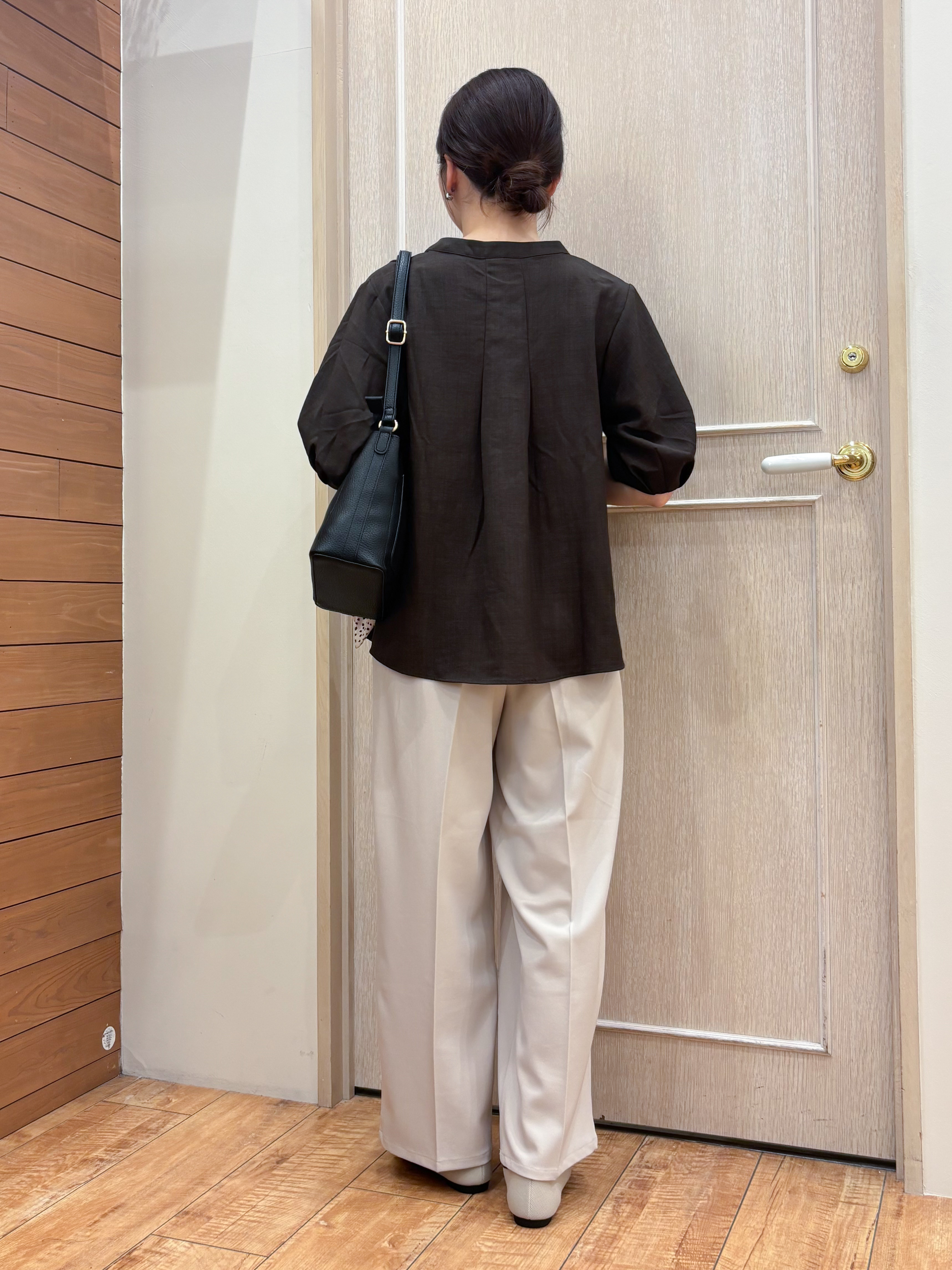 なみさんの「SHOO･LA･RUE｜【高レビュー/洗濯後しわになりにくい/インせず着られる】自然に体型カバー 麻調ペプラムブラウス」を使ったコーディネート