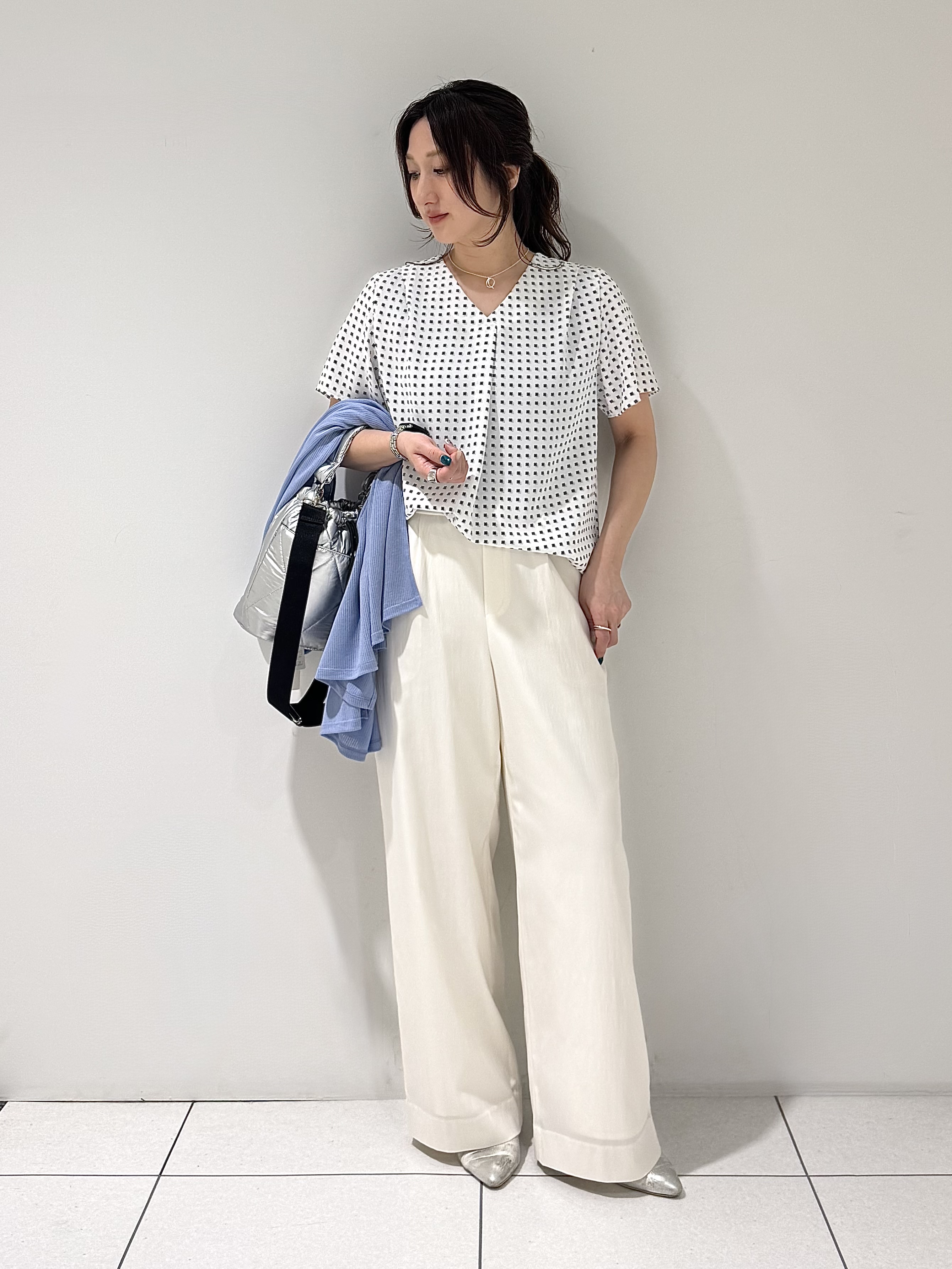 そんさんの「INDIVI｜【洗える／アンサンブル可能】シアーストライプカーディガン」を使ったコーディネート