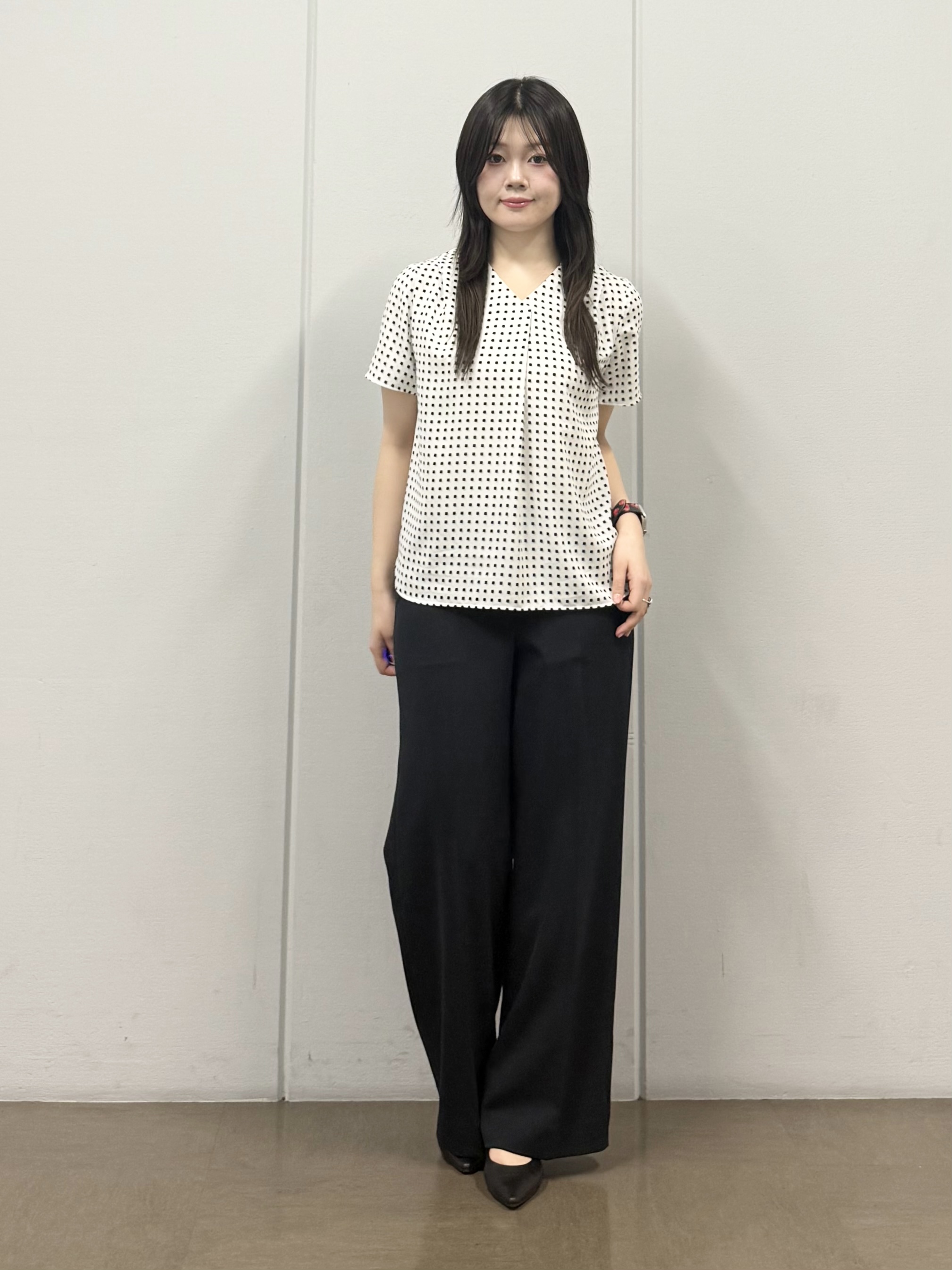 mizukiさんの「INDIVI｜【洗える／UVケア】幾何学柄＆無地 タックVネック 半袖ブラウス」を使ったコーディネート