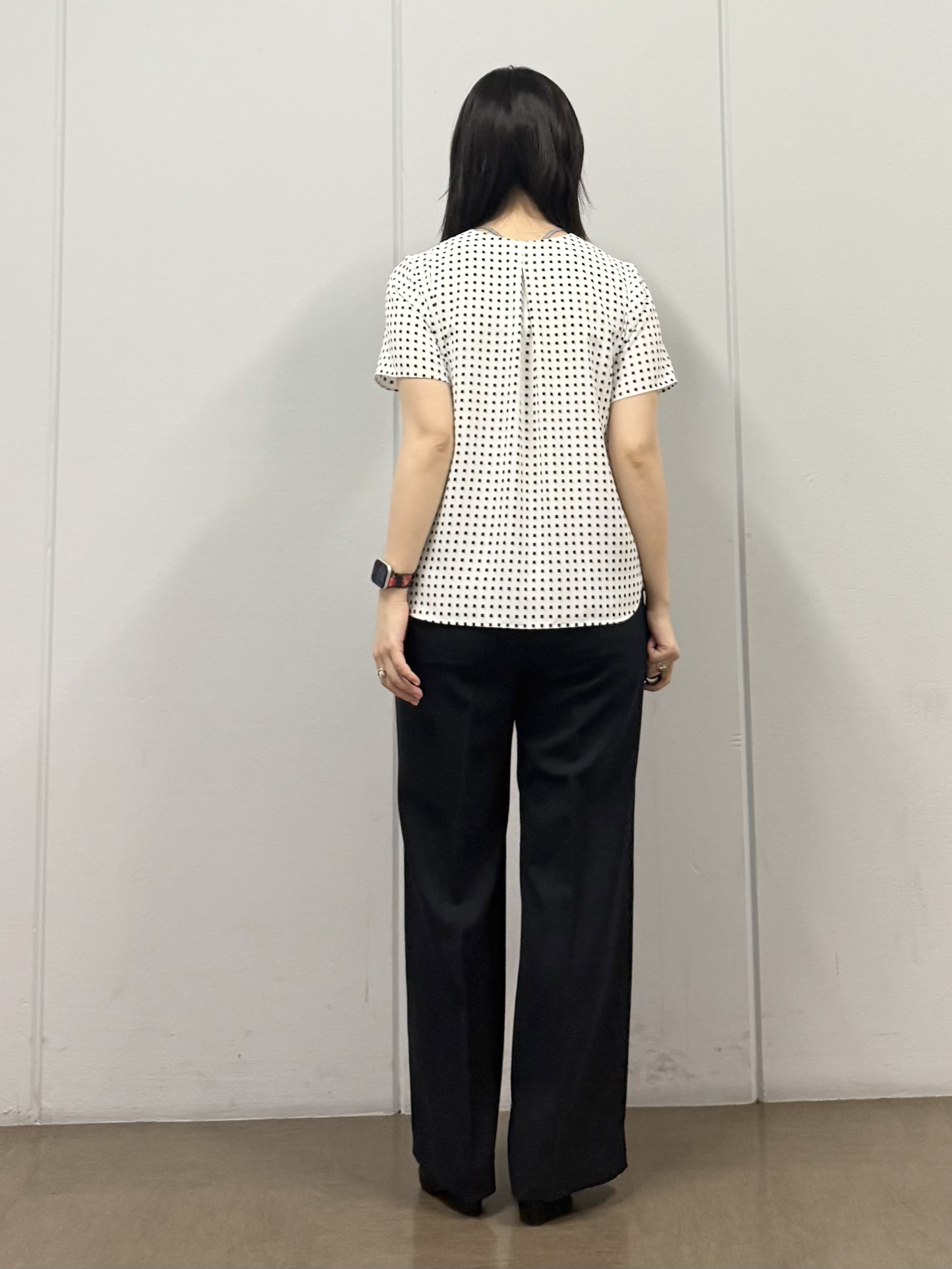 mizukiさんの「INDIVI｜【洗える／UVケア】幾何学柄＆無地 タックVネック 半袖ブラウス」を使ったコーディネート