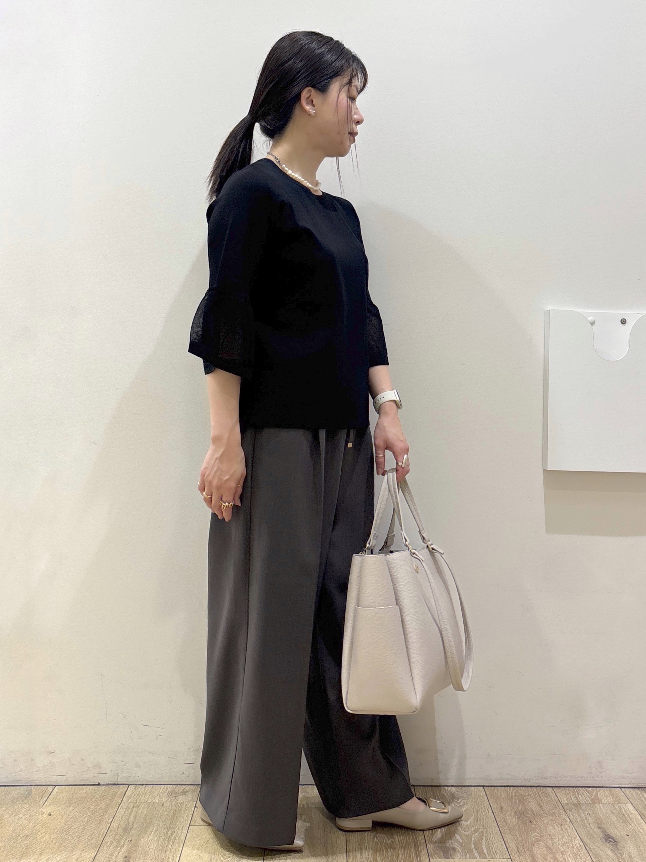 mameさんの「OPAQUE.CLIP｜シアーフレアスリーブニット【洗濯機OK／抗ピル】」を使ったコーディネート