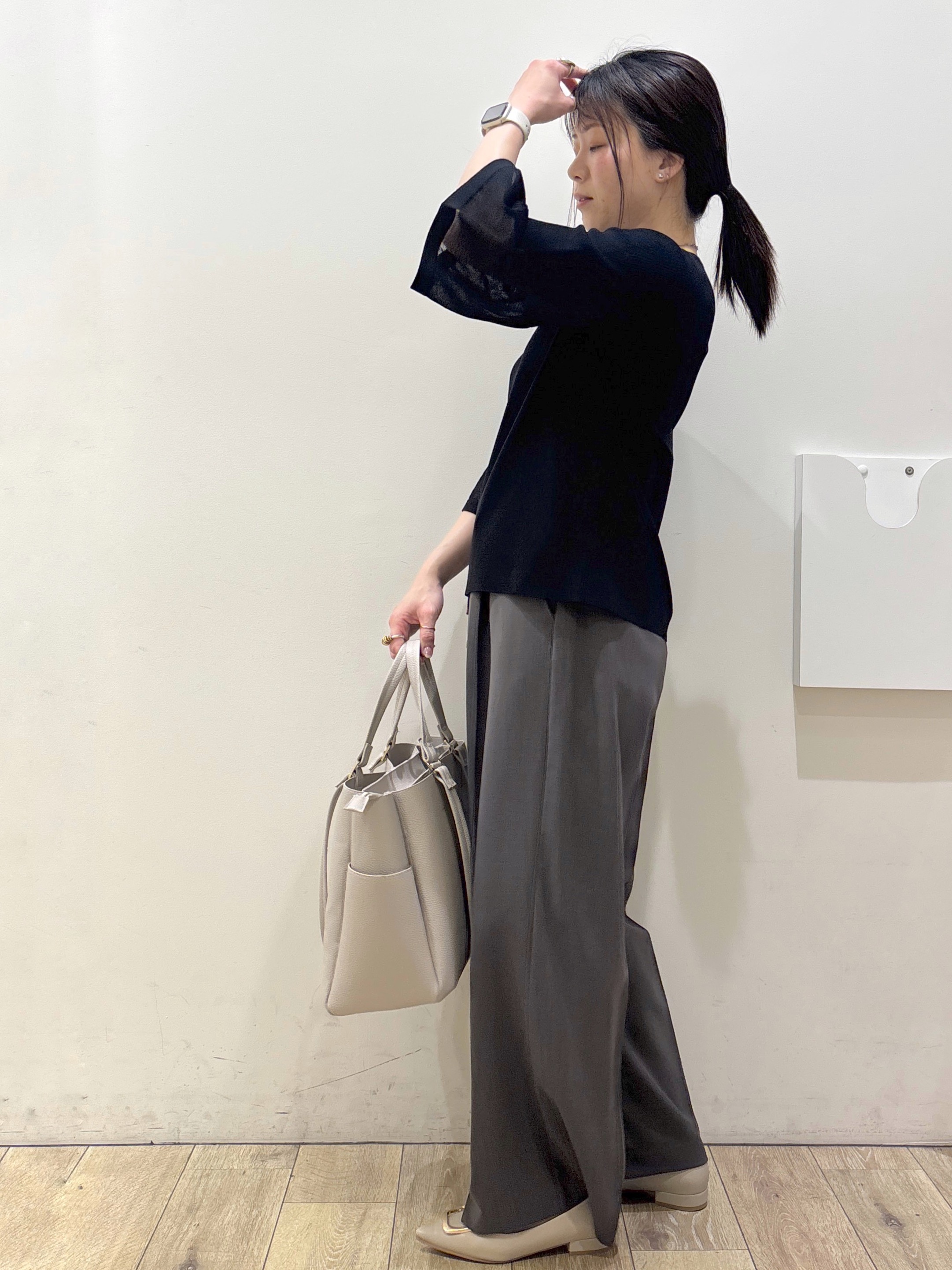 mameさんの「OPAQUE.CLIP｜シアーフレアスリーブニット【洗濯機OK／抗ピル】」を使ったコーディネート