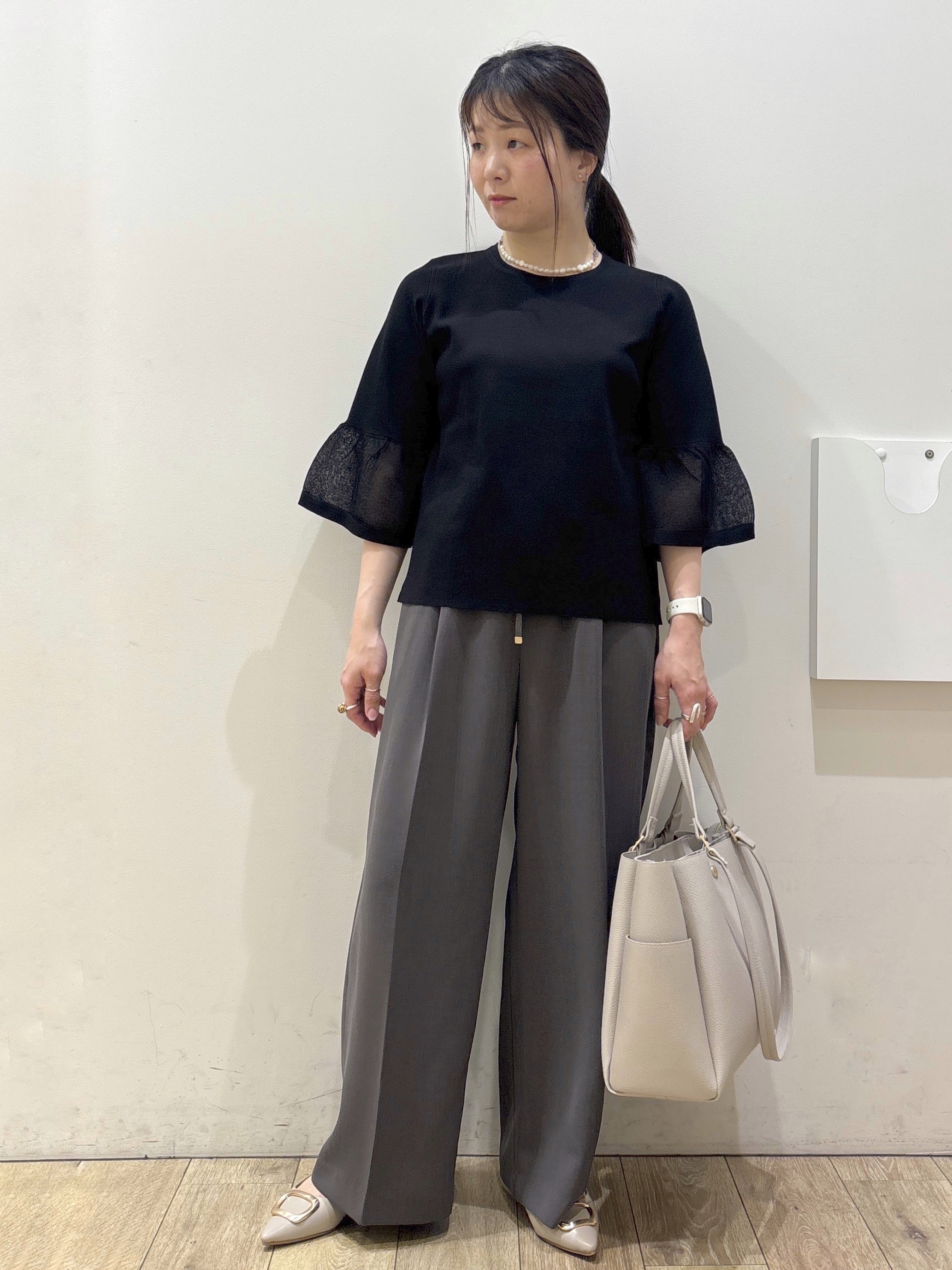 mameさんの「OPAQUE.CLIP｜シアーフレアスリーブニット【洗濯機OK／抗ピル】」を使ったコーディネート