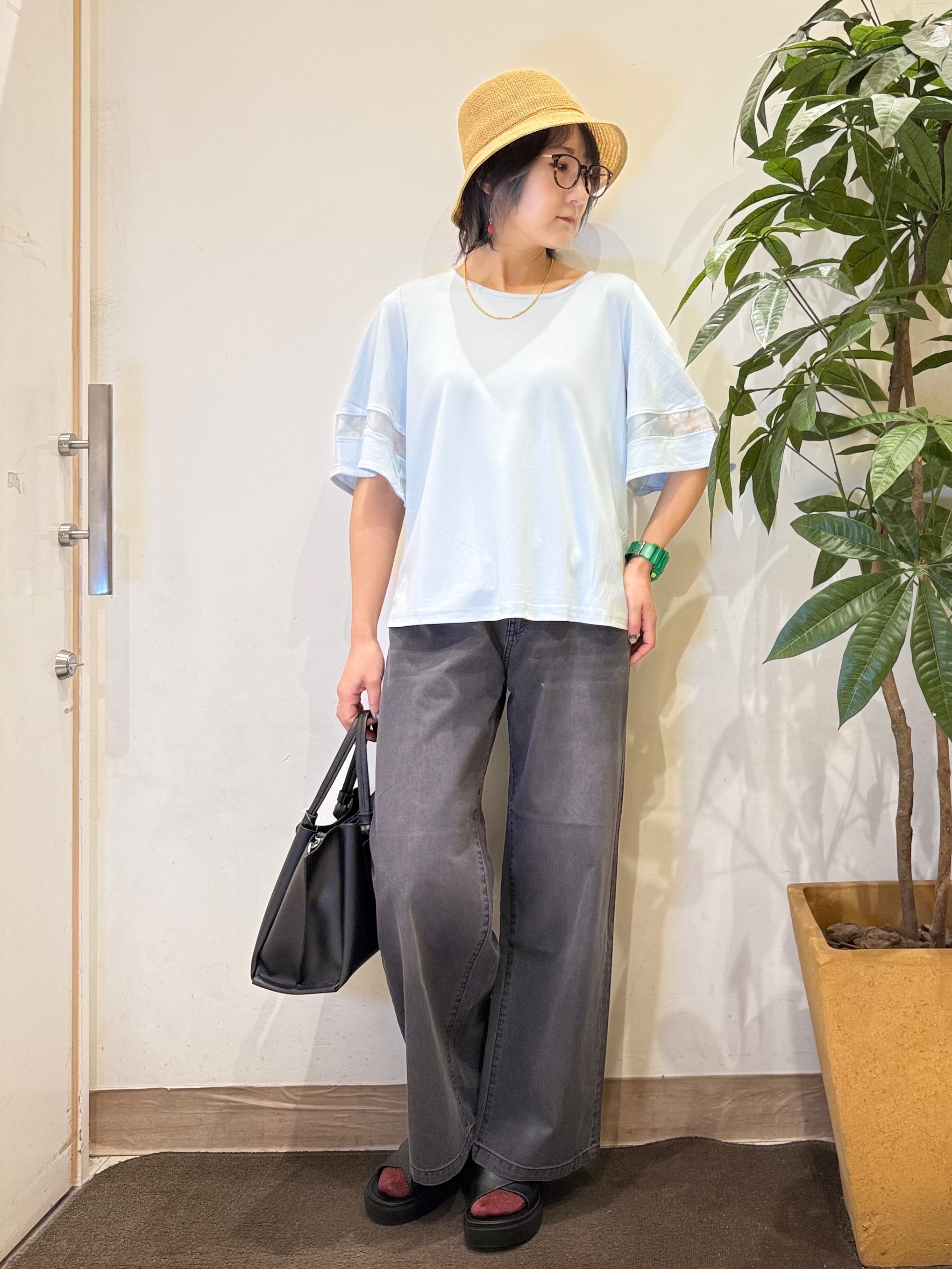 misakiさんの「SHOO･LA･RUE｜【洗濯機後しわになりにくい/S-LL】お袖のシアーで抜け感プラス 二の腕隠せるフレアスリーブトップス」を使ったコーディネート