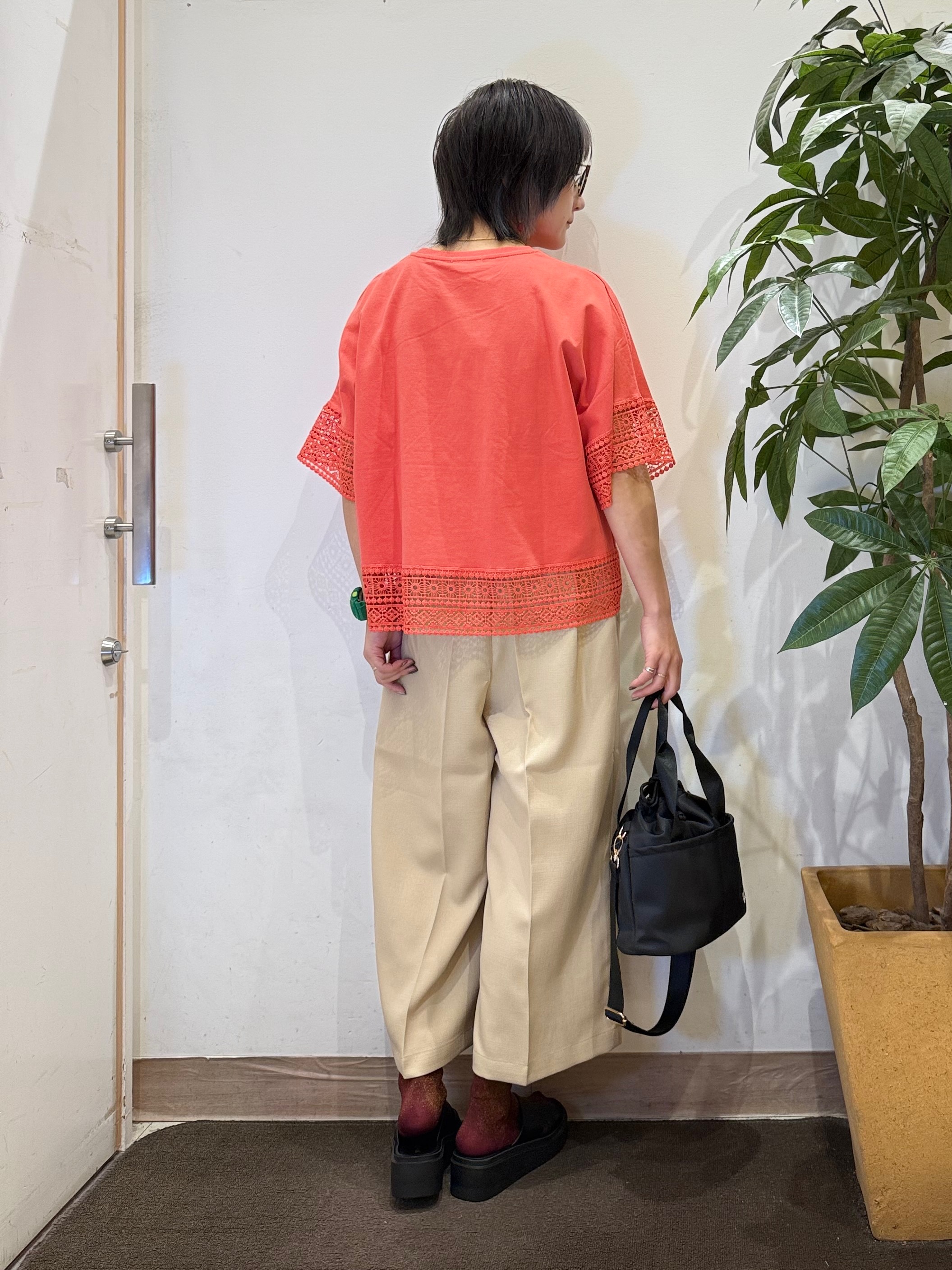 misakiさんの「SHOO･LA･RUE｜【洗濯機可/体型カバー/S-LL】レース使いがポイント デザインTシャツ」を使ったコーディネート