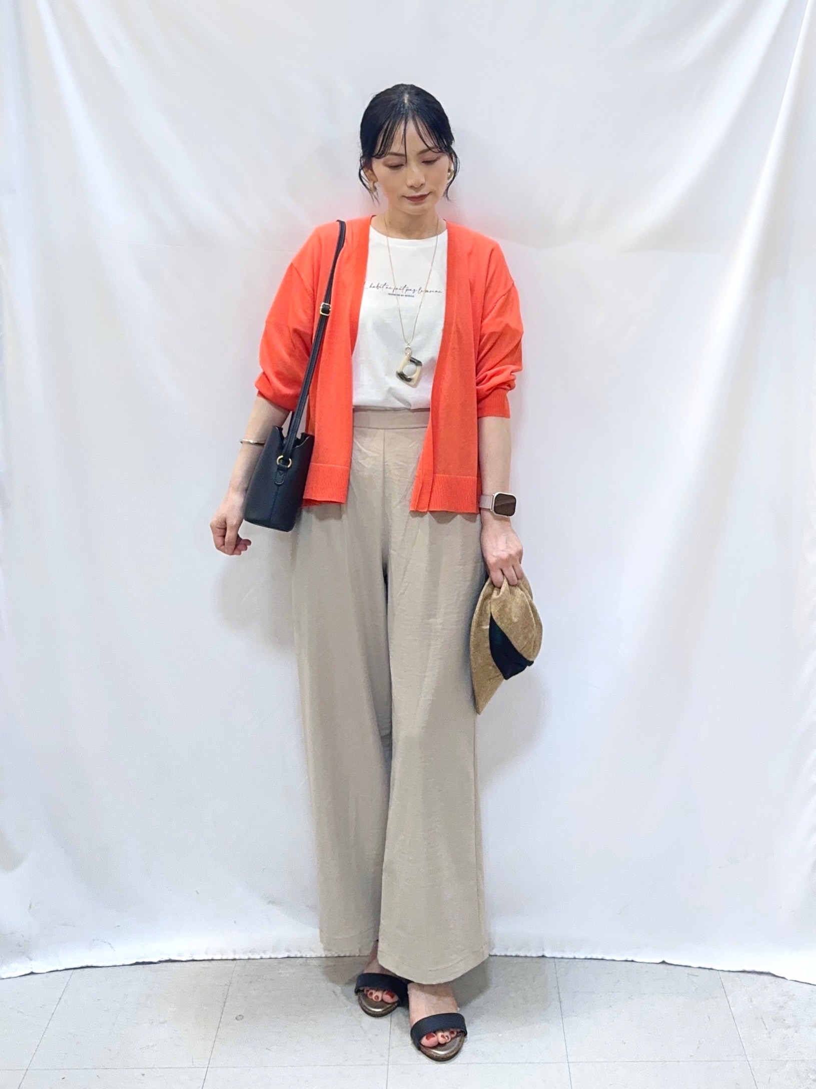 𝐇𝐢𝐫𝐨𝐦𝐢さんの「SHOO･LA･RUE｜【洗濯機可/S-LL】オンにもオフにも マルチに使えるボタンレスカーディガン」を使ったコーディネート