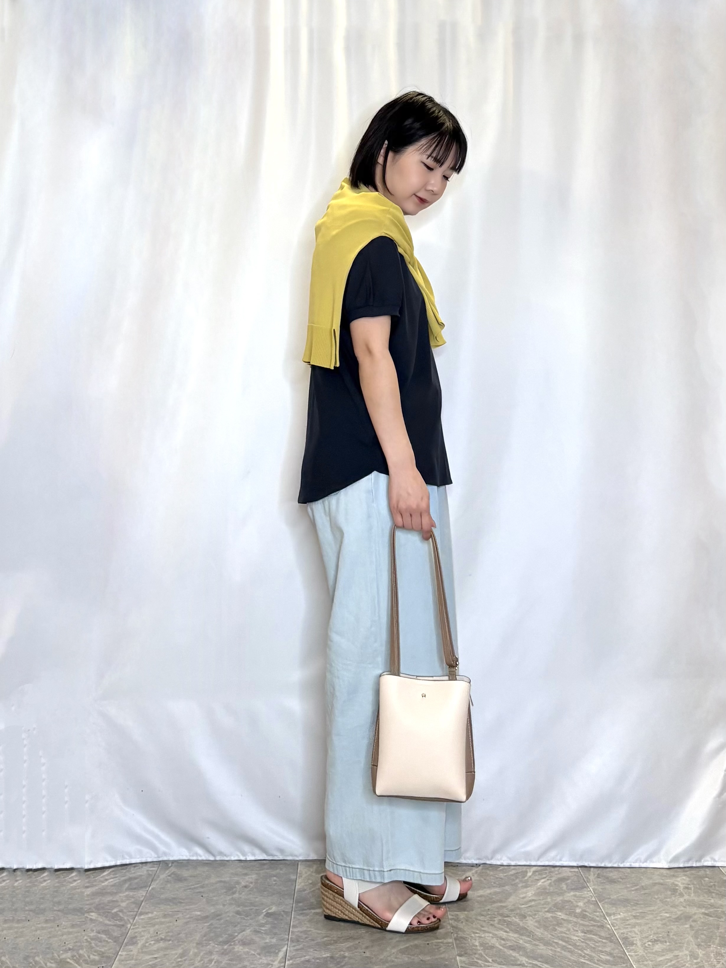 ネリさんの「SHOO･LA･RUE｜【洗濯機可/UV】さらっとしたタッチが心地よい ショート丈 Vネックカーディガン」を使ったコーディネート
