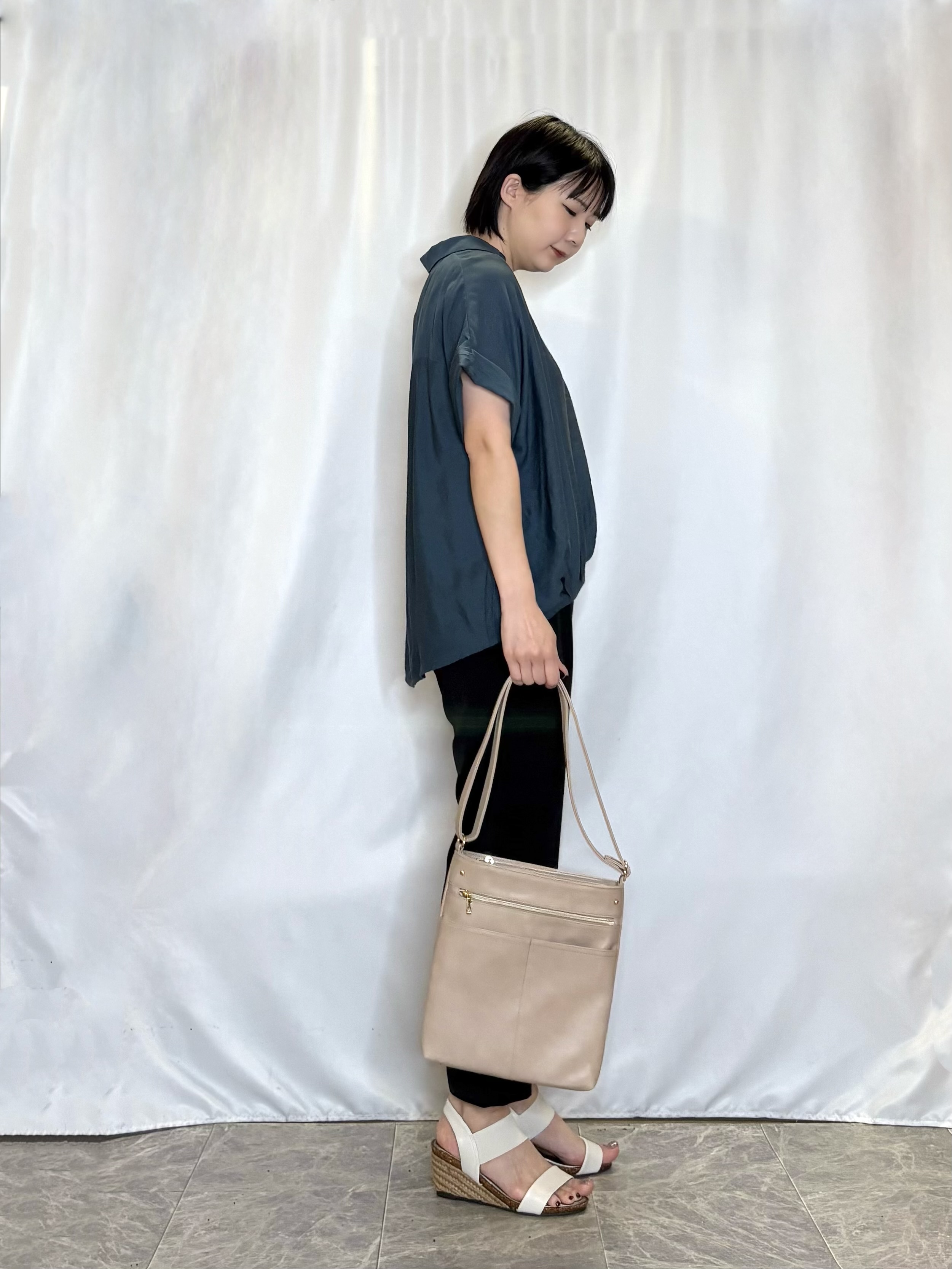 ネリさんの「SHOO･LA･RUE｜【S-LL/洗濯機可】インせず着られる 裾タック スキッパーシャツ」を使ったコーディネート