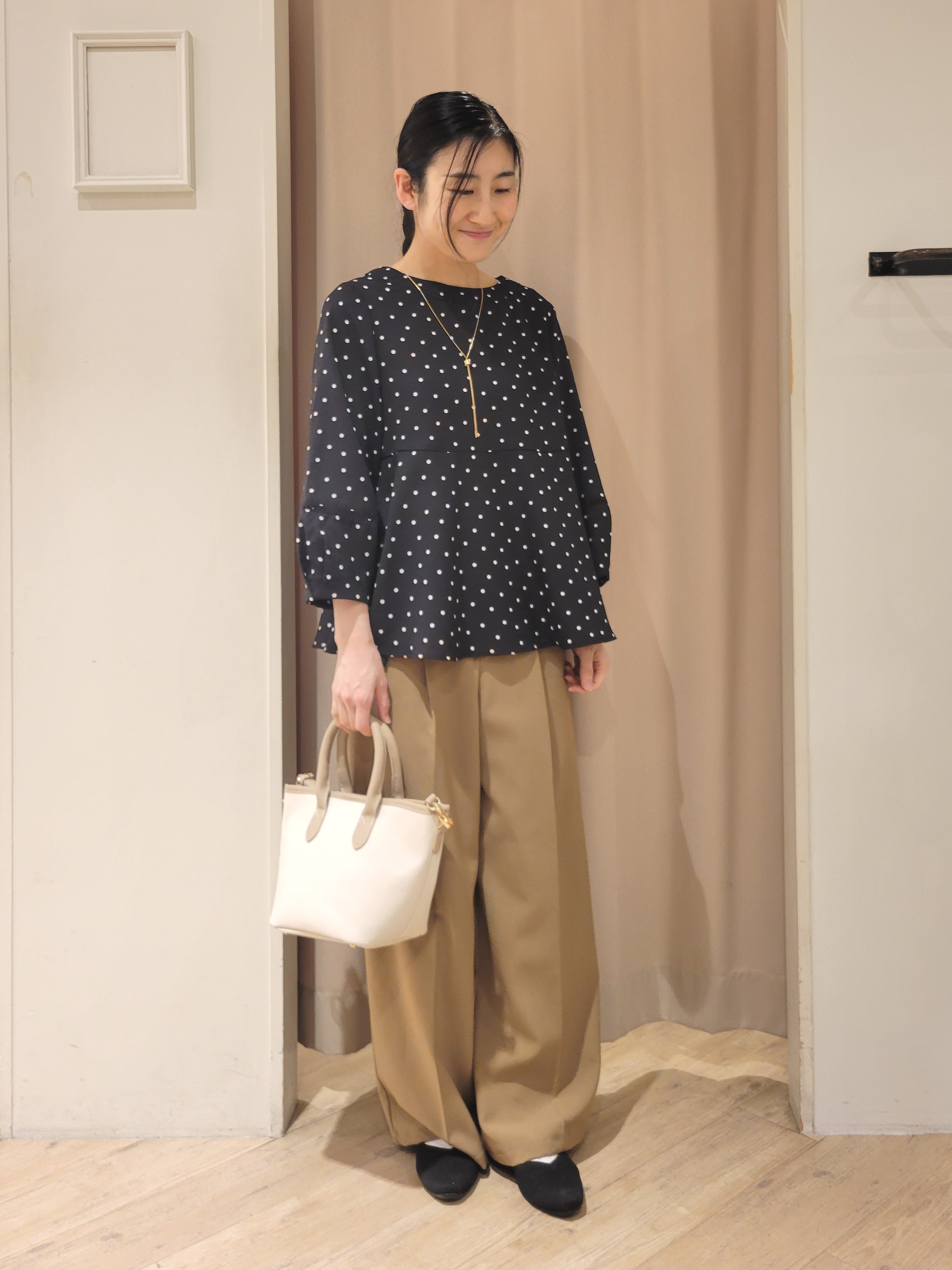 いそさんの「grove｜【UVカット・体型カバーも叶う】麻調メッシュランタンスリーブブラウス」を使ったコーディネート
