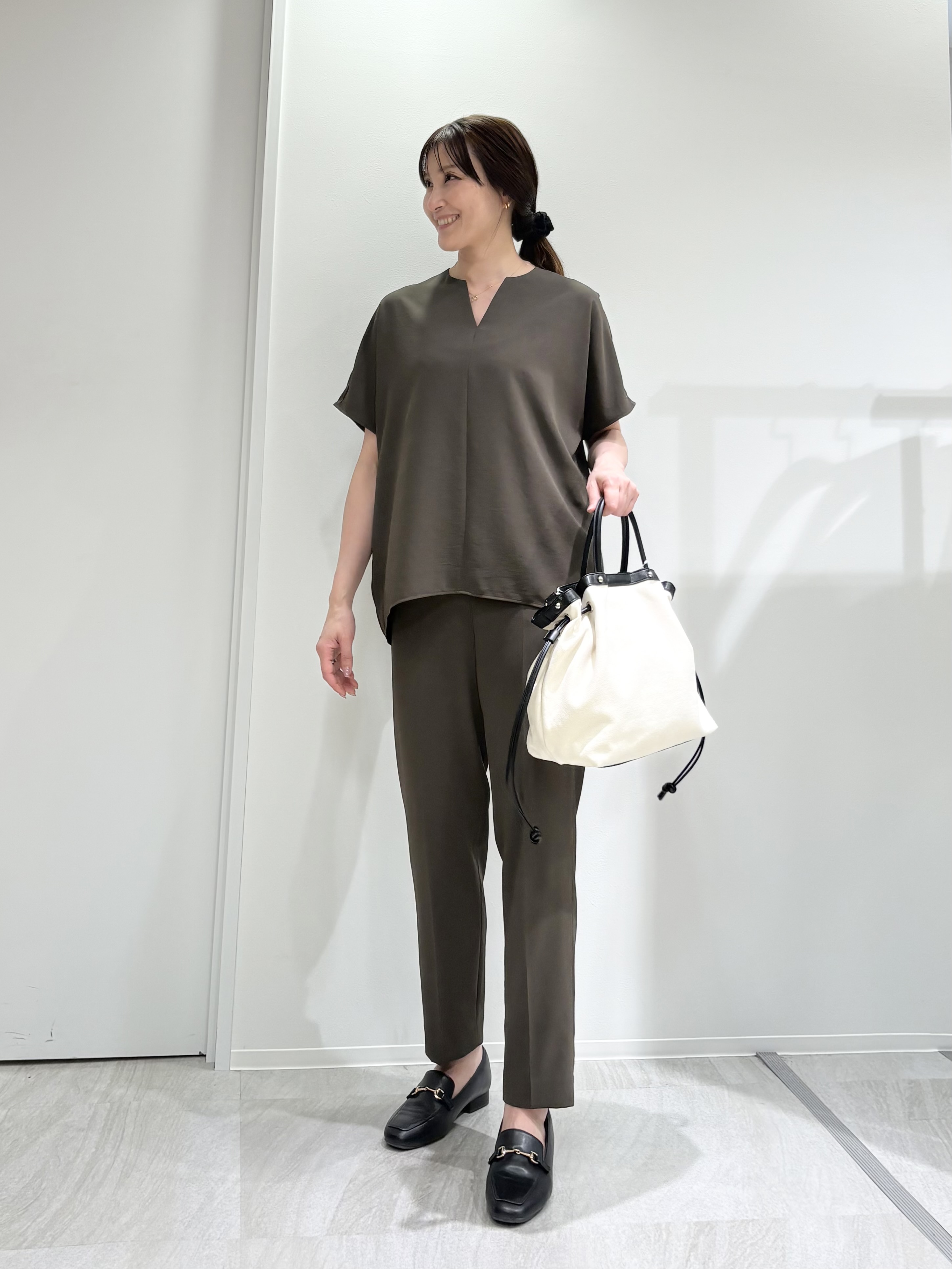 rieさんの「UNTITLED｜【UV/接触冷感/セットアップ可】リラクシーキーVネックブラウス」を使ったコーディネート