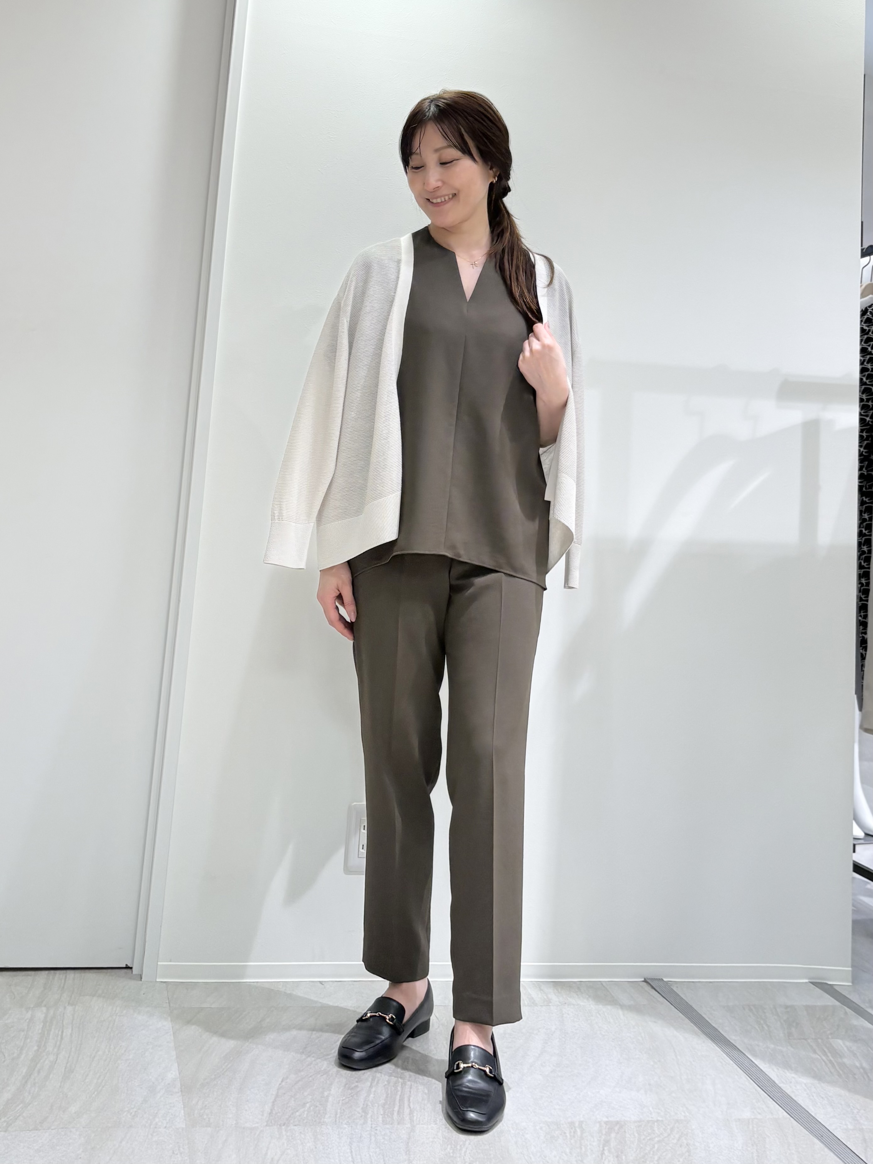 rieさんの「UNTITLED｜【UV/接触冷感/セットアップ可】リラクシーキーVネックブラウス」を使ったコーディネート
