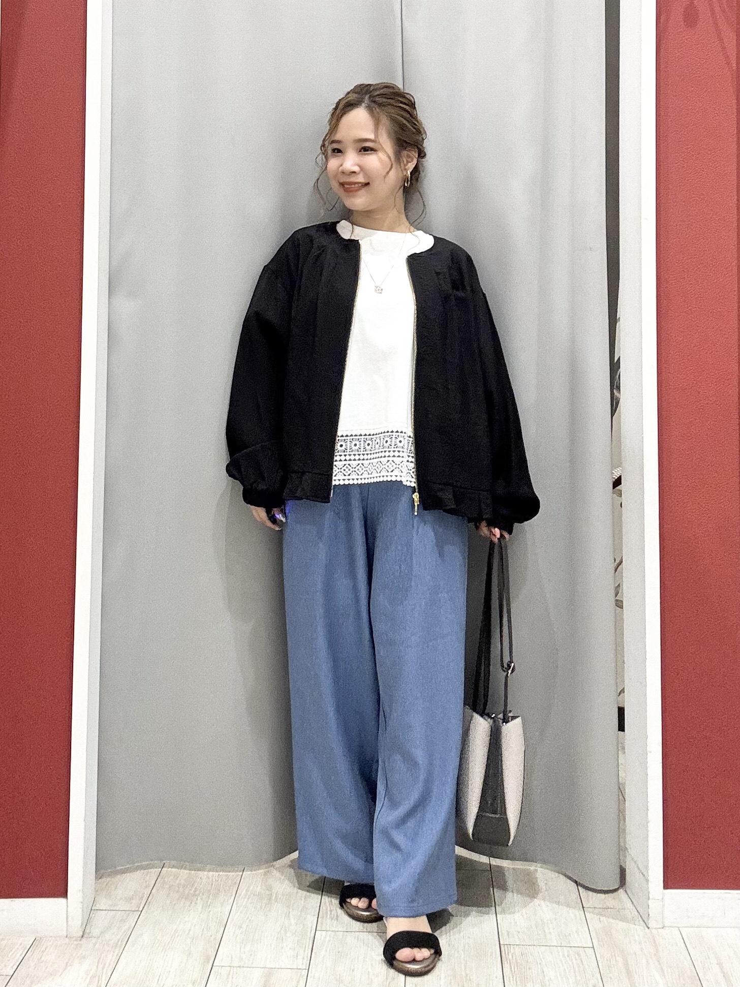 shioさんの「SHOO･LA･RUE｜【洗濯機可/体型カバー/S-LL】レース使いがポイント デザインTシャツ」を使ったコーディネート