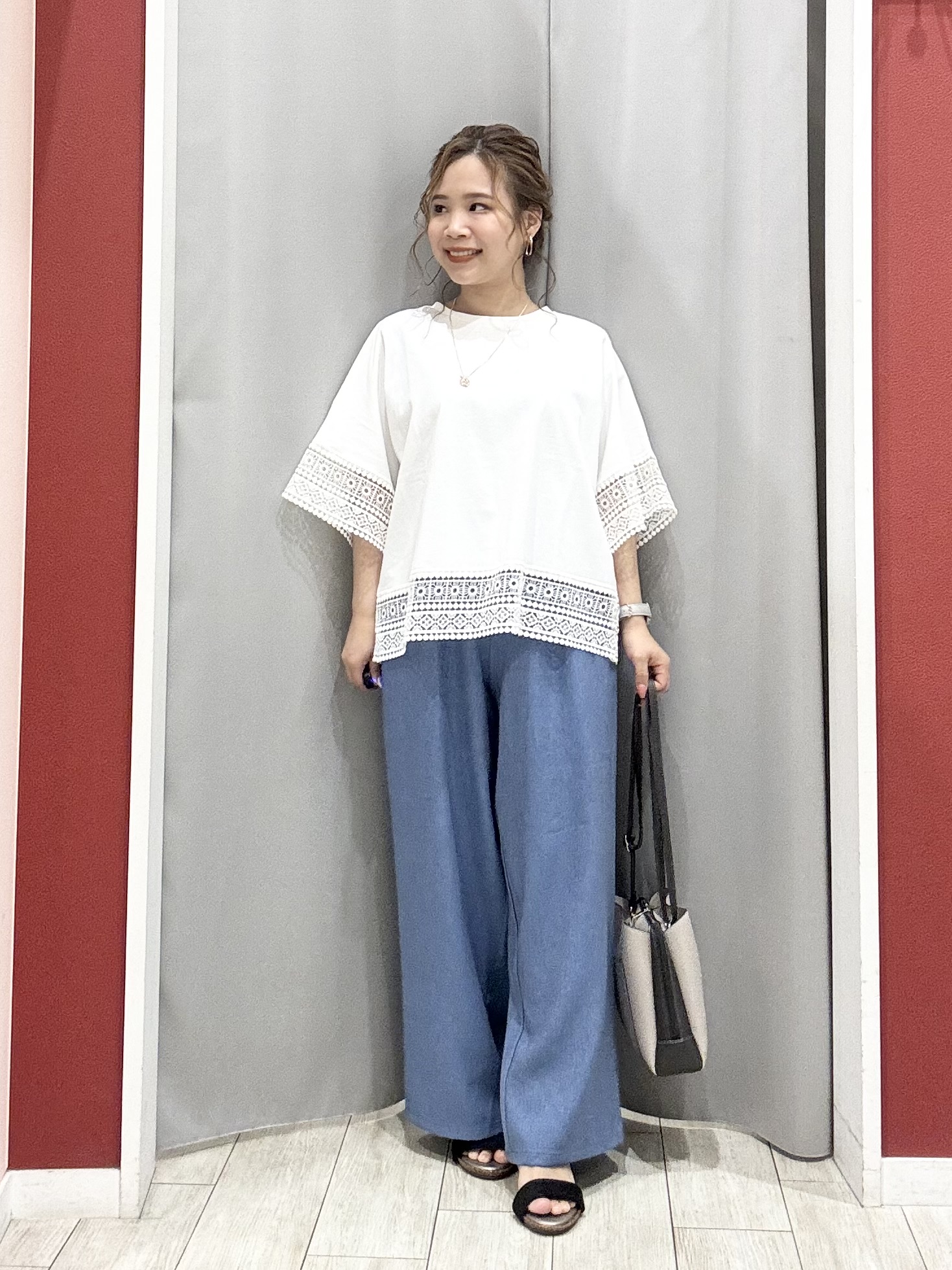 shioさんの「SHOO･LA･RUE｜【洗濯機可/体型カバー/S-LL】レース使いがポイント デザインTシャツ」を使ったコーディネート