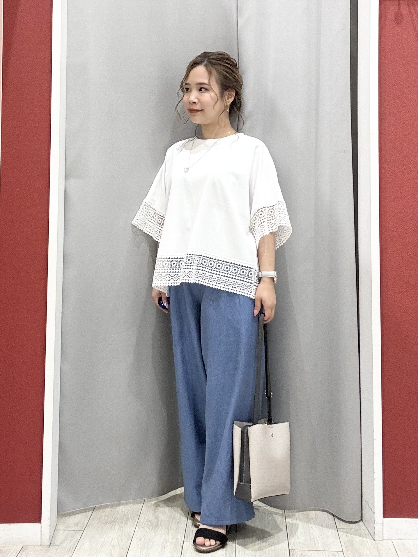 shioさんの「SHOO･LA･RUE｜【洗濯機可/体型カバー/S-LL】レース使いがポイント デザインTシャツ」を使ったコーディネート