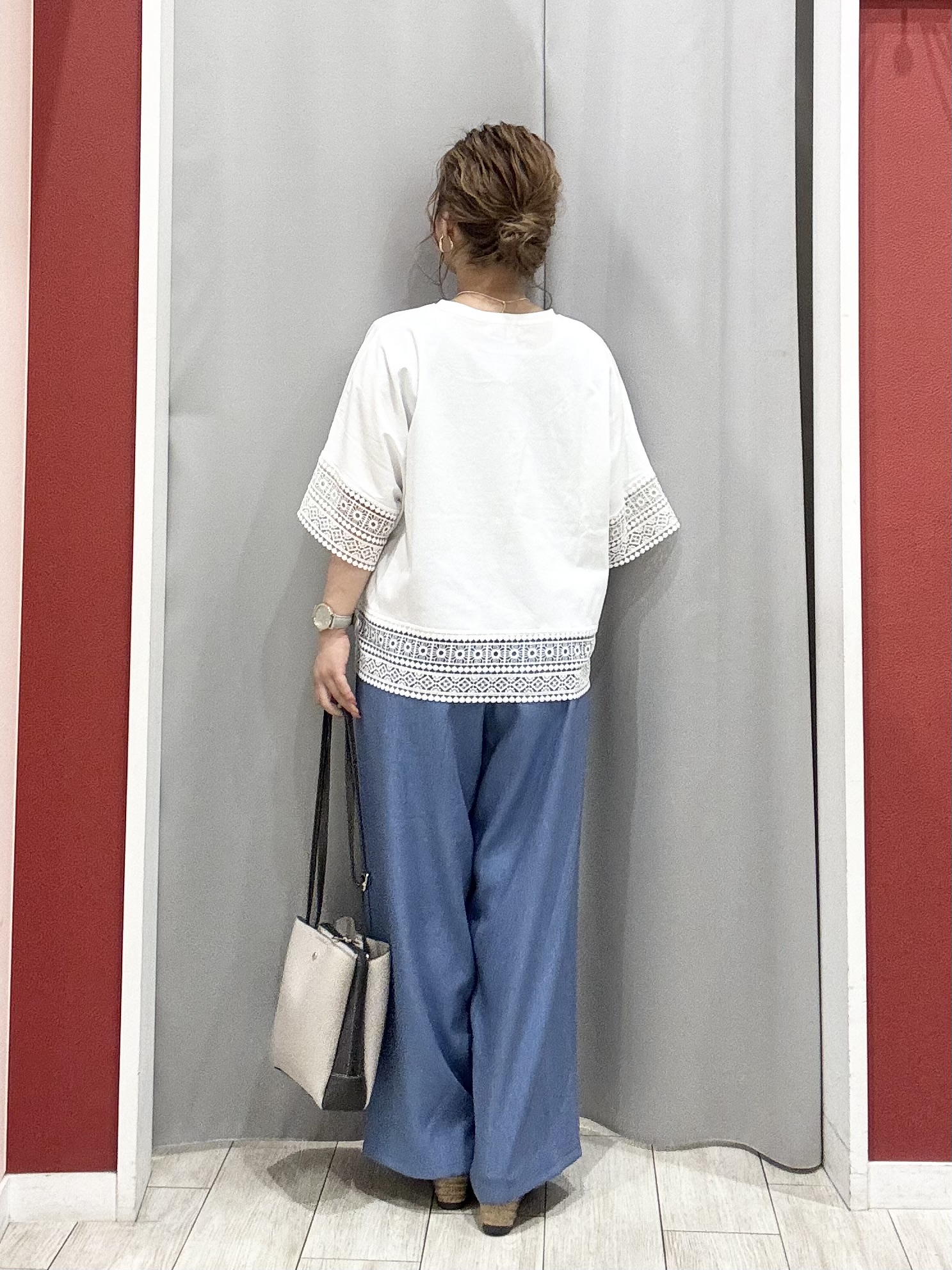 shioさんの「SHOO･LA･RUE｜【洗濯機可/体型カバー/S-LL】レース使いがポイント デザインTシャツ」を使ったコーディネート