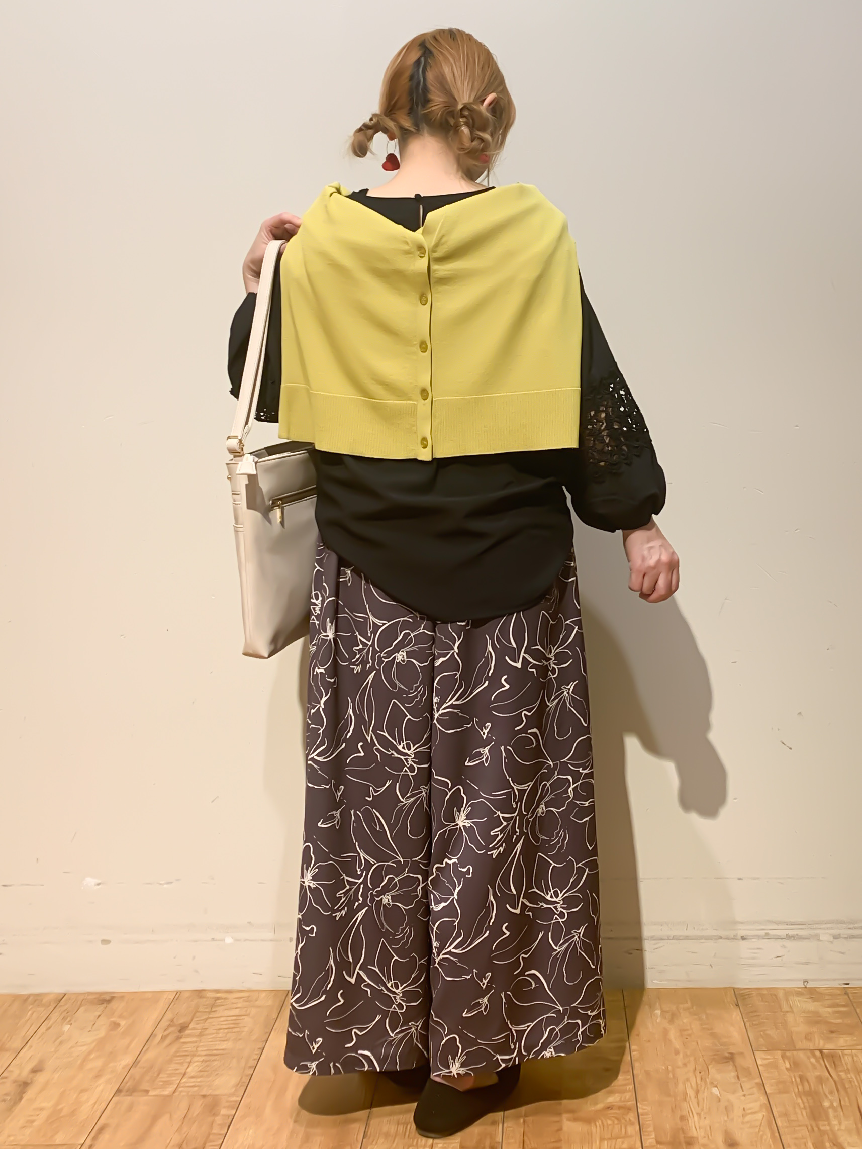 MEGさんの「SHOO･LA･RUE｜【S-LL/柄が選べる】品よく華やか 花柄アソートプリントスカーチョ」を使ったコーディネート