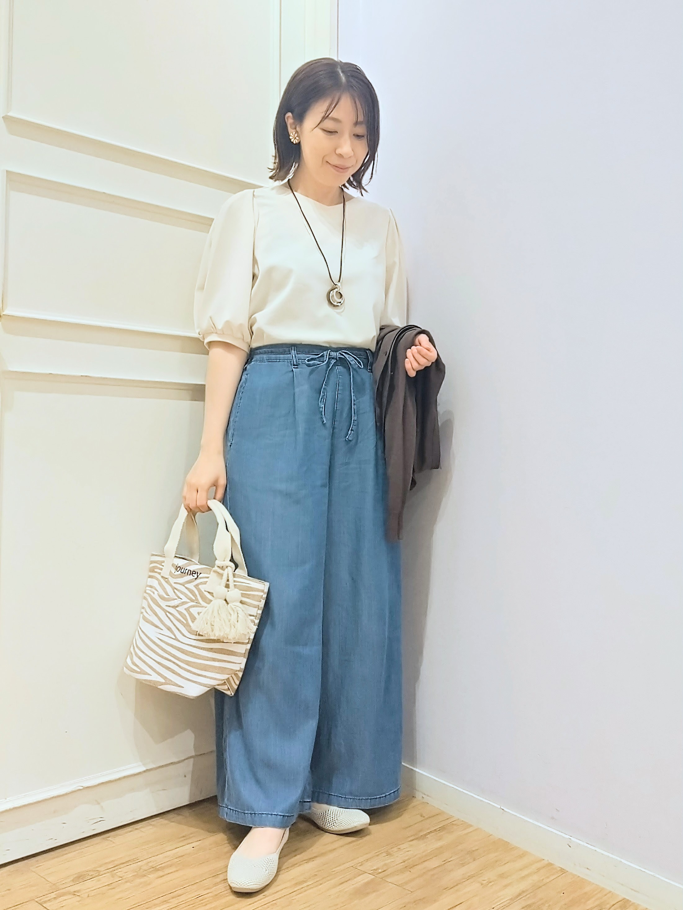 miomioさんの「SHOO･LA･RUE｜【洗濯機可/UV】さらっとしたタッチが心地よい ショート丈 Vネックカーディガン」を使ったコーディネート