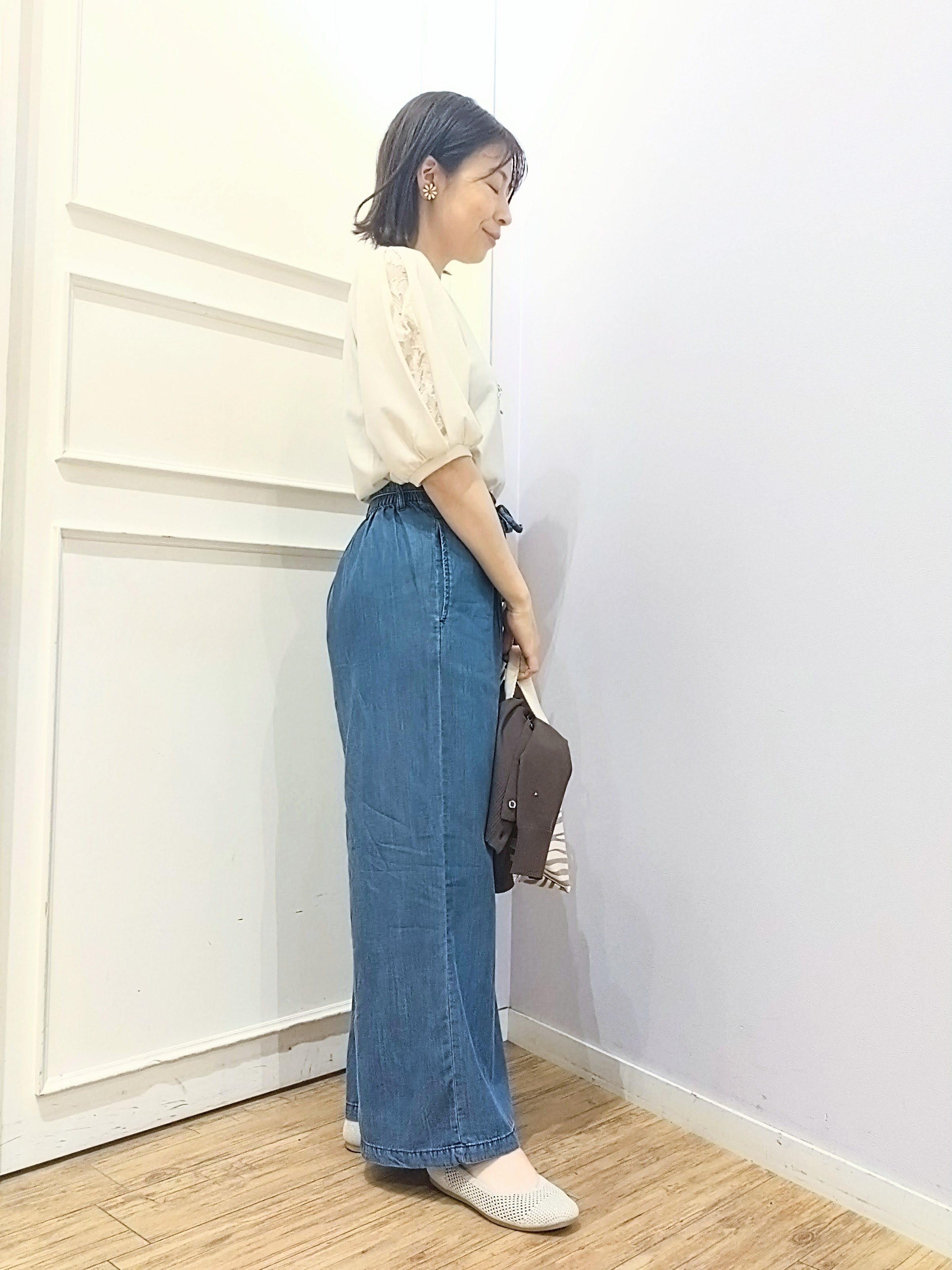 miomioさんの「SHOO･LA･RUE｜【洗濯機可/UV】さらっとしたタッチが心地よい ショート丈 Vネックカーディガン」を使ったコーディネート