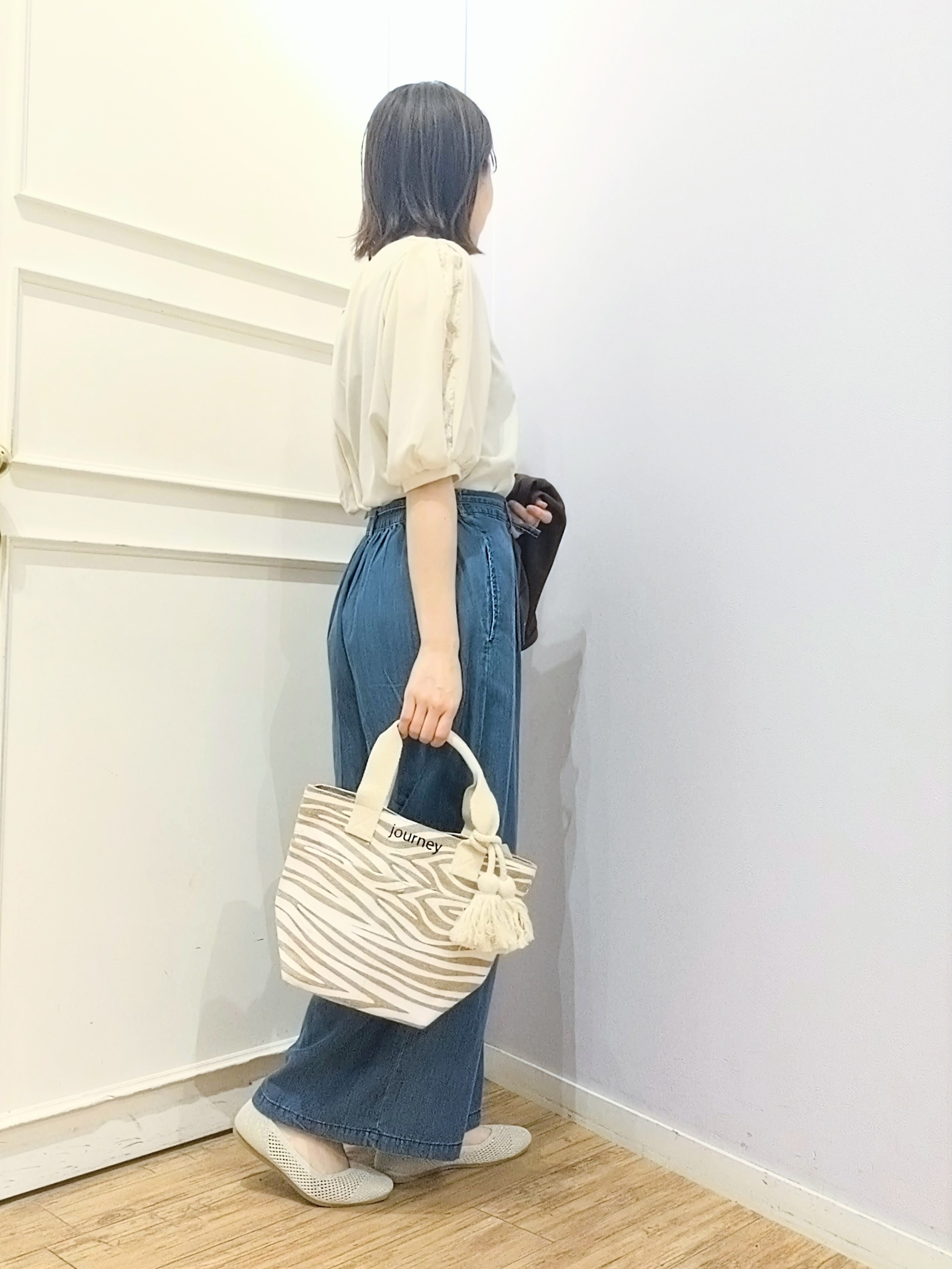 miomioさんの「SHOO･LA･RUE｜【洗濯機可/UV】さらっとしたタッチが心地よい ショート丈 Vネックカーディガン」を使ったコーディネート