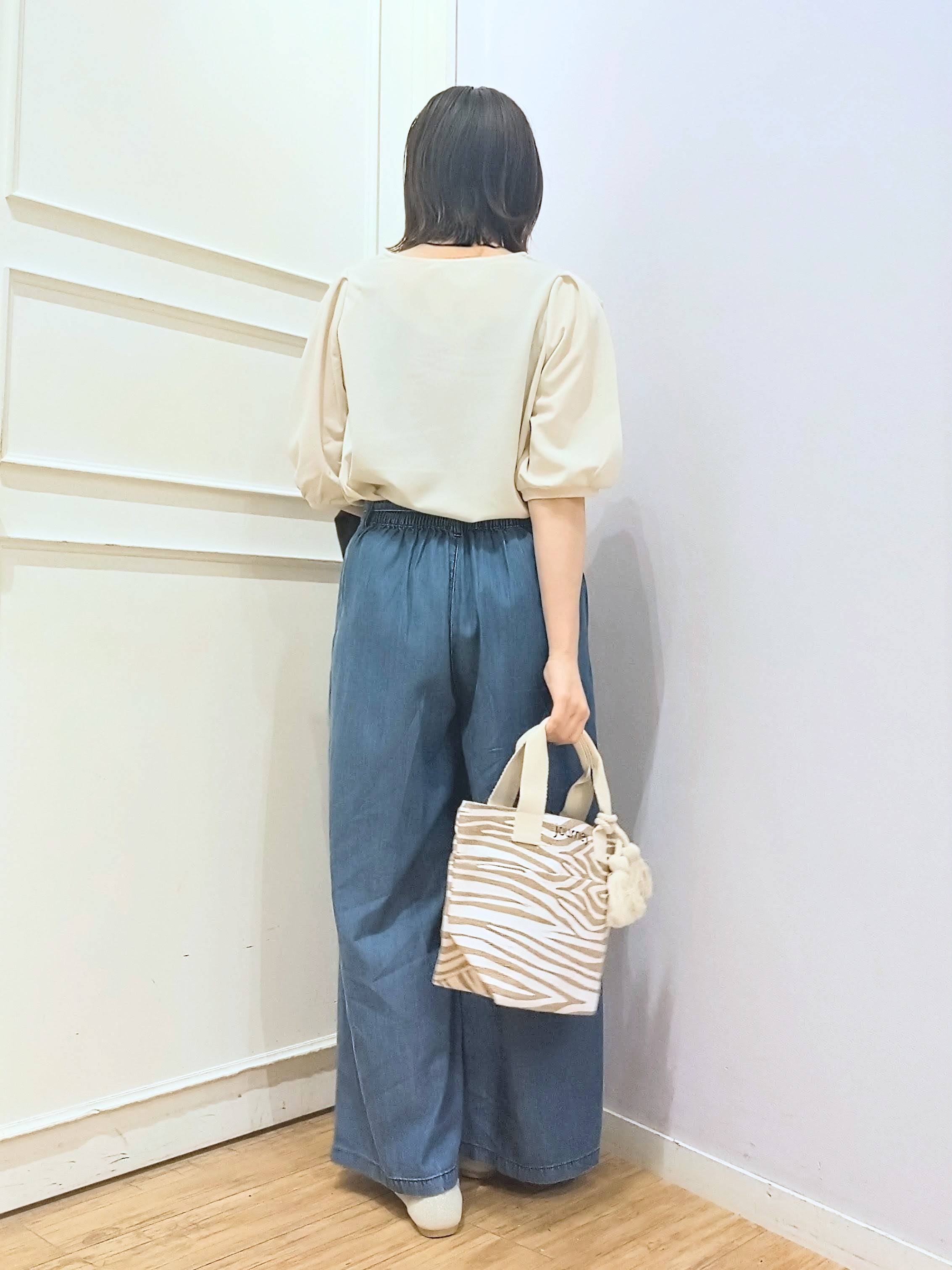 miomioさんの「SHOO･LA･RUE｜【洗濯機可/UV】さらっとしたタッチが心地よい ショート丈 Vネックカーディガン」を使ったコーディネート