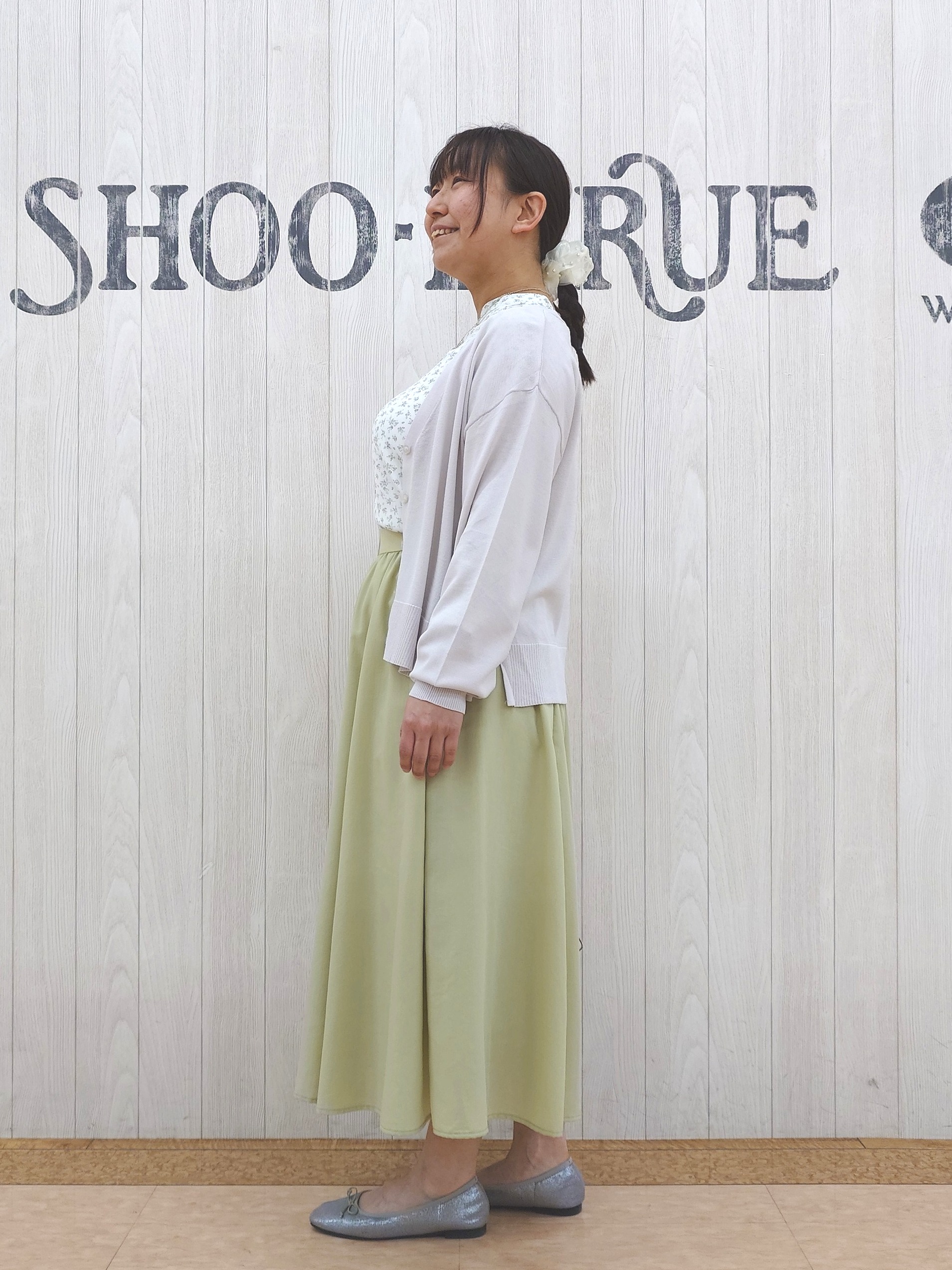とろろさんの「SHOO･LA･RUE｜【洗濯機可/UV】さらっとしたタッチが心地よい ショート丈 Vネックカーディガン」を使ったコーディネート