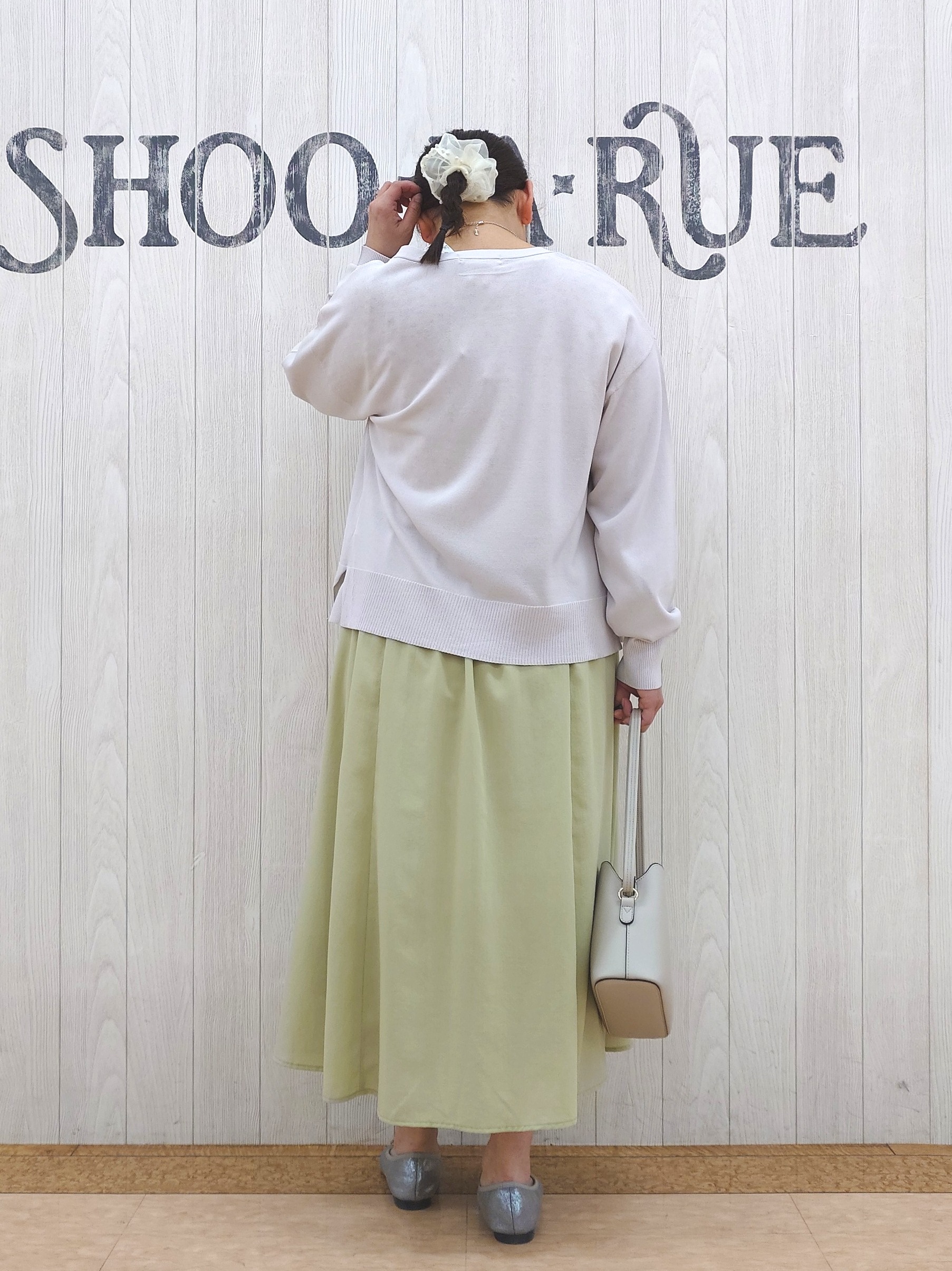 とろろさんの「SHOO･LA･RUE｜【洗濯機可/UV】さらっとしたタッチが心地よい ショート丈 Vネックカーディガン」を使ったコーディネート