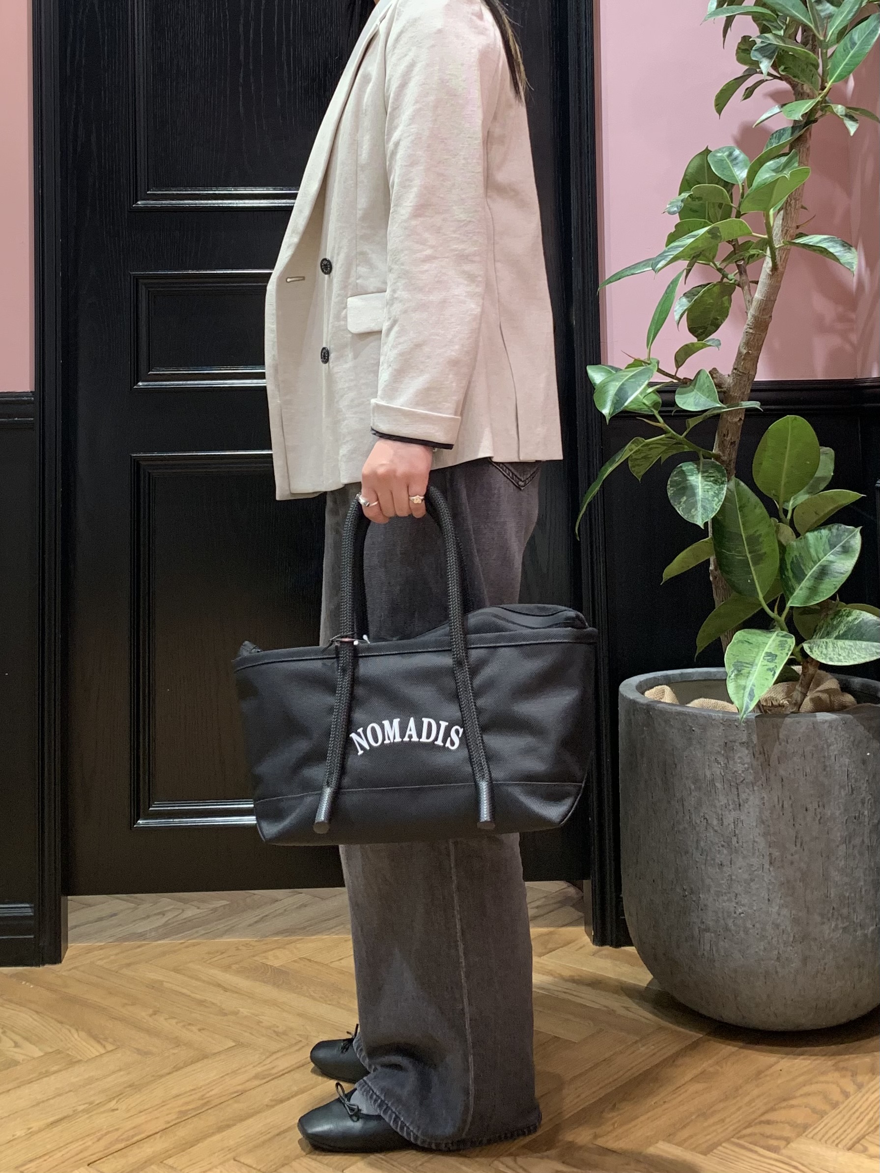 SAKAIさんの「DRESSTERIOR｜ヴィンテージ加工ワイドデニムパンツ」を使ったコーディネート