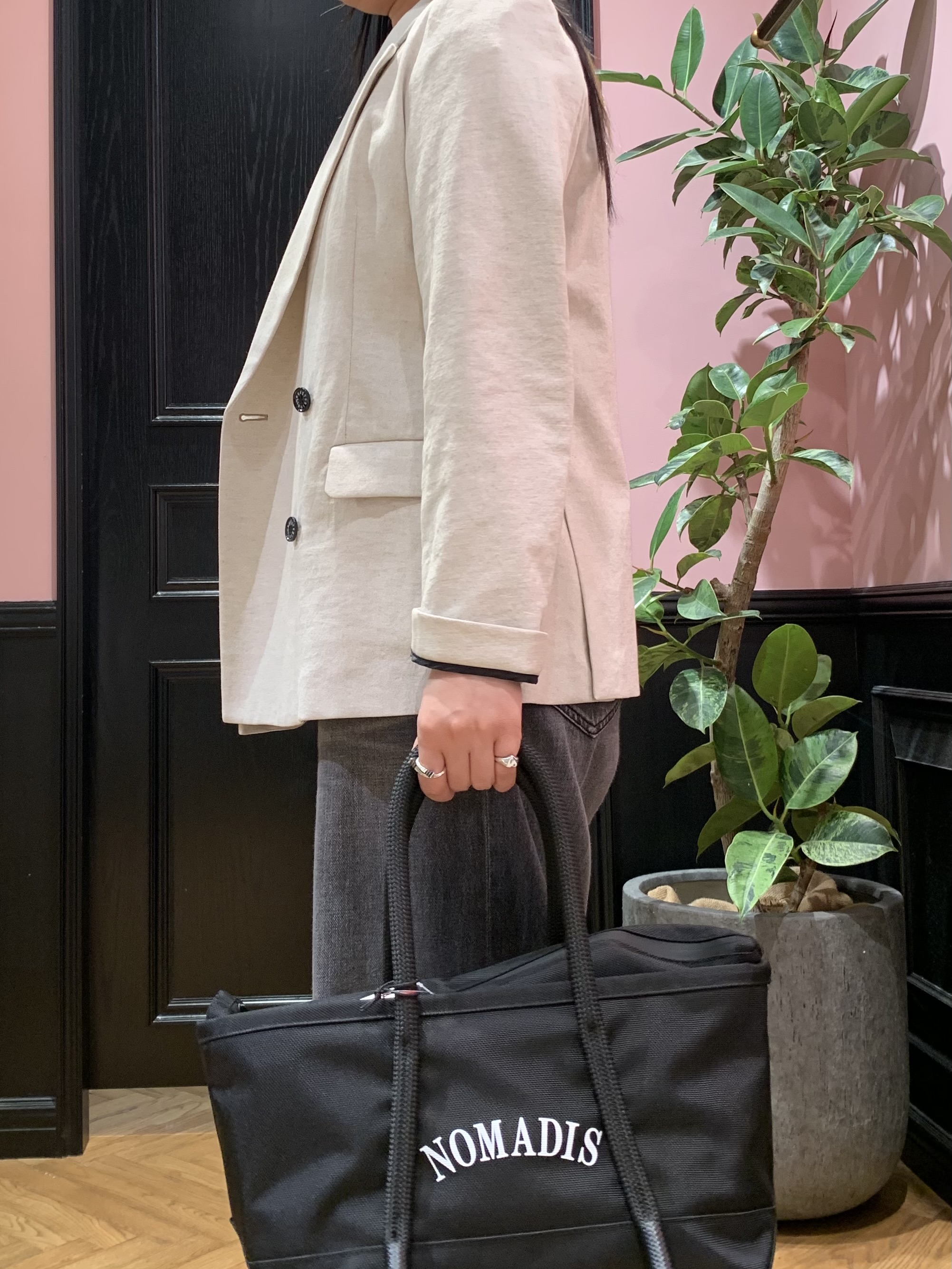 SAKAIさんの「DRESSTERIOR｜ヴィンテージ加工ワイドデニムパンツ」を使ったコーディネート