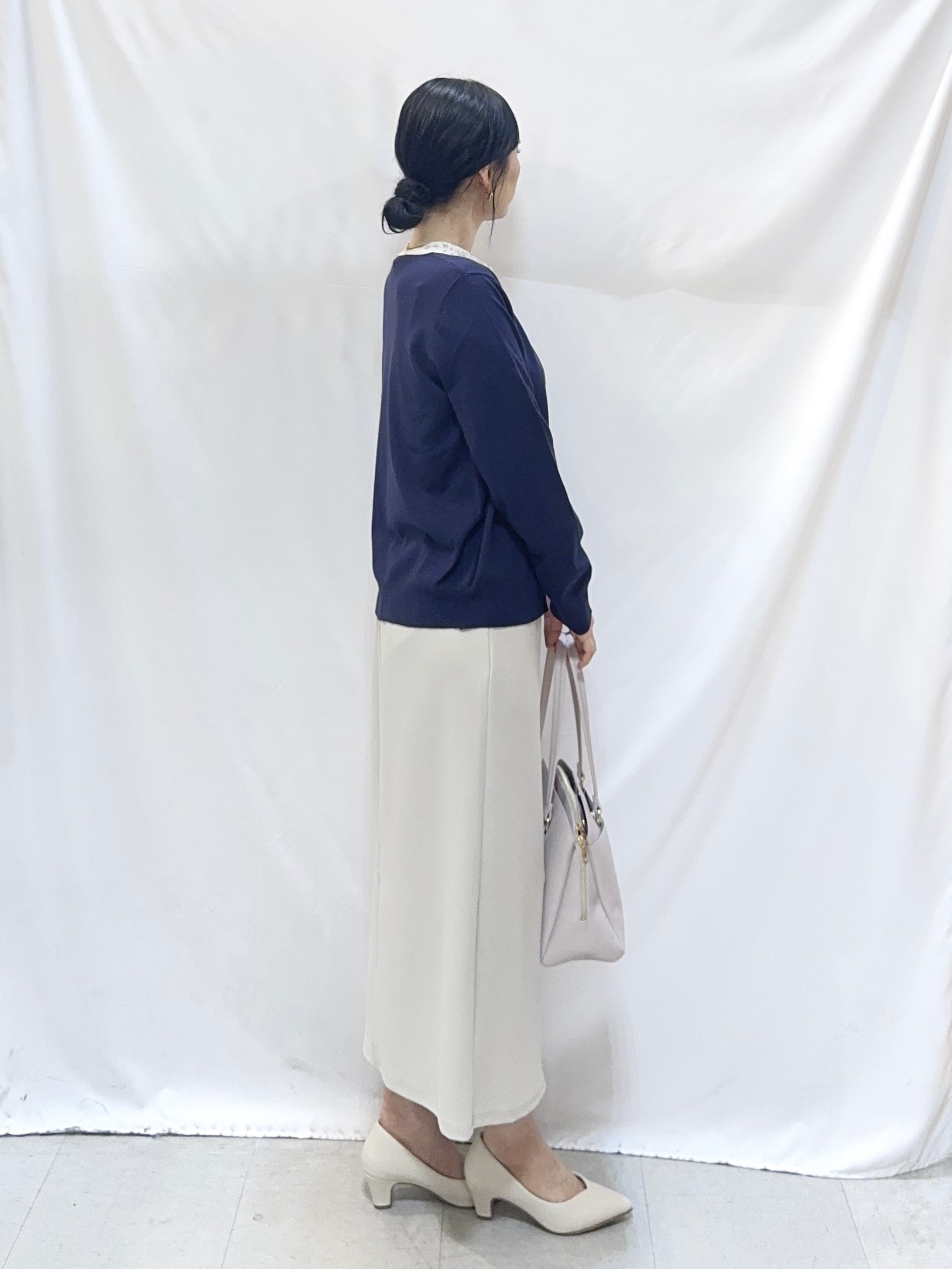 𝐇𝐢𝐫𝐨𝐦𝐢さんの「SHOO･LA･RUE｜【S-LL/7分袖】首元をすっきり魅せる　大人の上品サテンブラウス」を使ったコーディネート