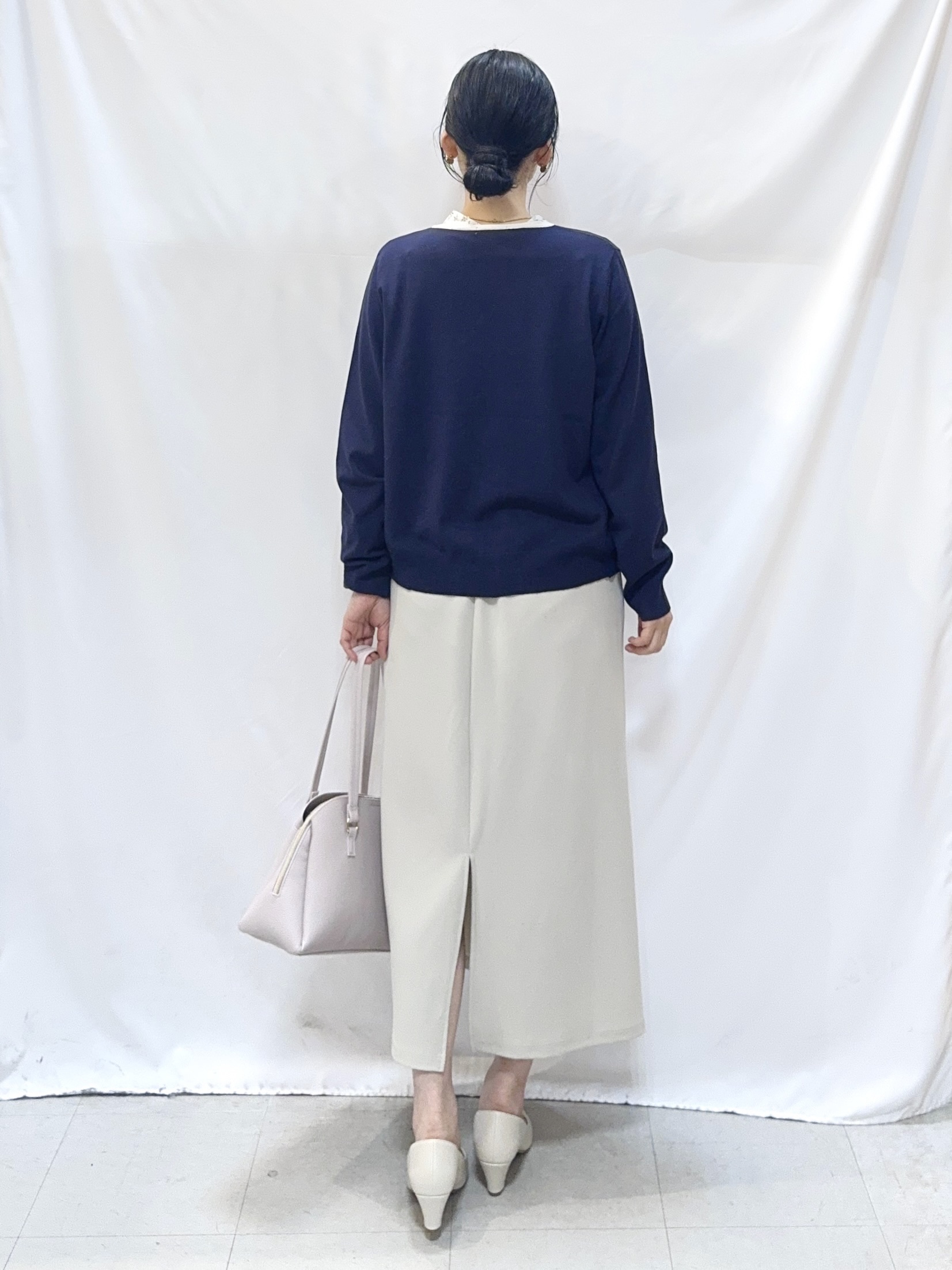 𝐇𝐢𝐫𝐨𝐦𝐢さんの「SHOO･LA･RUE｜【S-LL/7分袖】首元をすっきり魅せる　大人の上品サテンブラウス」を使ったコーディネート