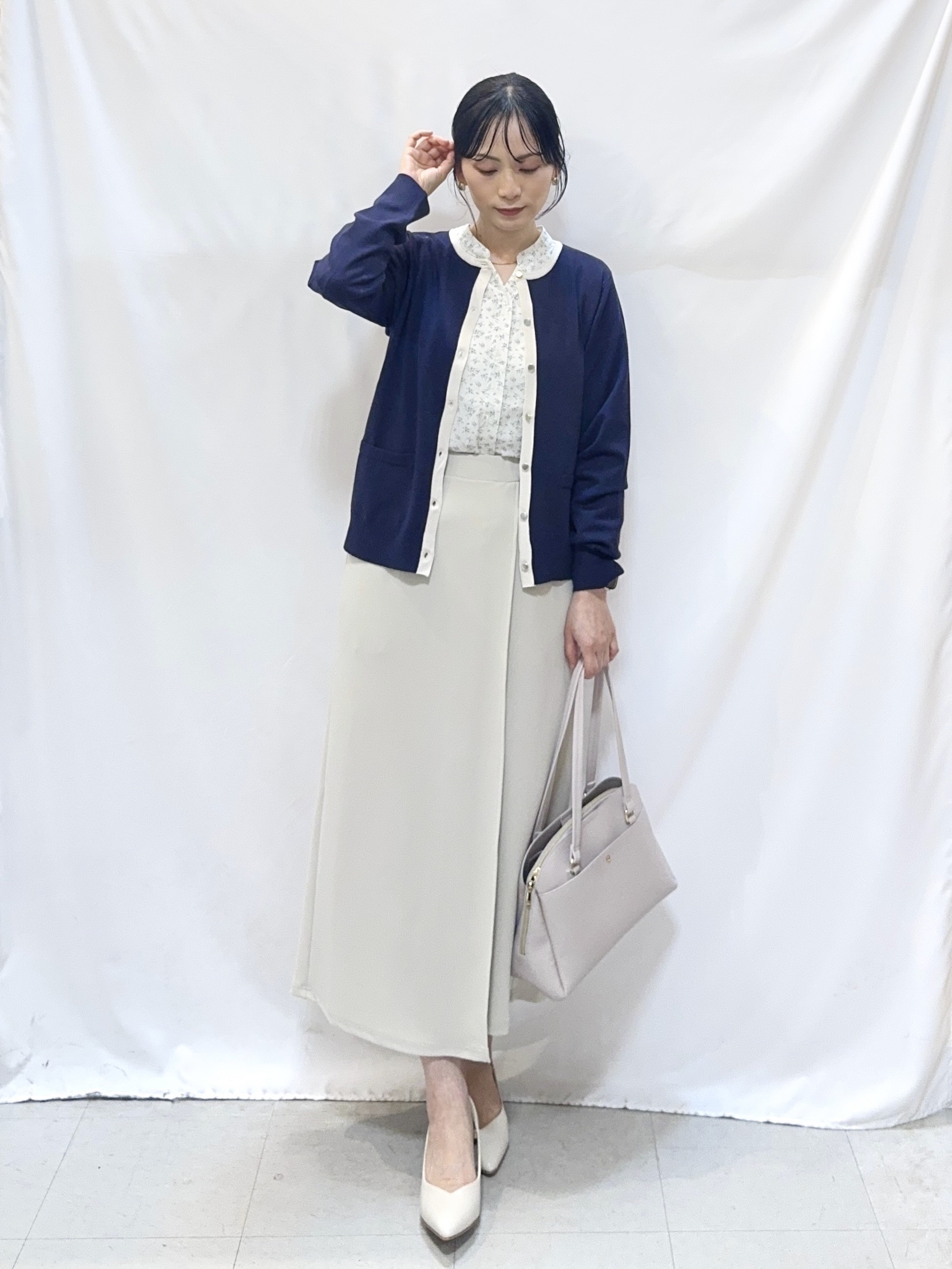 𝐇𝐢𝐫𝐨𝐦𝐢さんの「SHOO･LA･RUE｜【S-LL/7分袖】首元をすっきり魅せる　大人の上品サテンブラウス」を使ったコーディネート