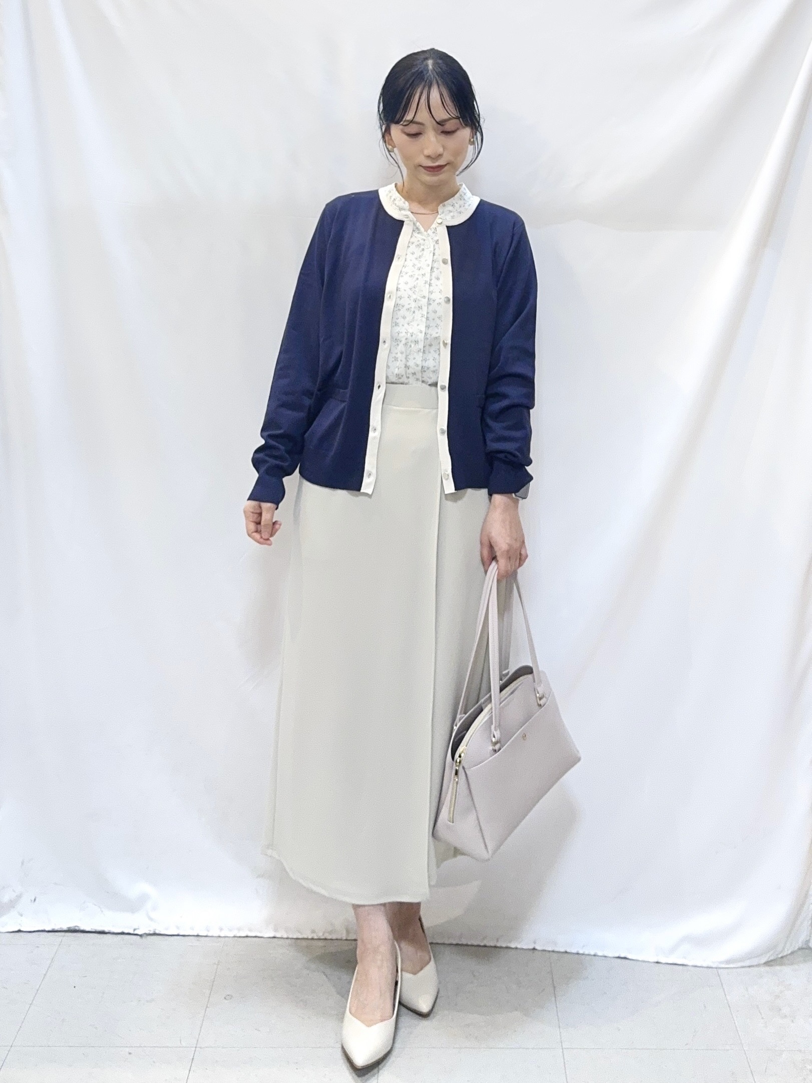 𝐇𝐢𝐫𝐨𝐦𝐢さんの「SHOO･LA･RUE｜【S-LL/7分袖】首元をすっきり魅せる　大人の上品サテンブラウス」を使ったコーディネート
