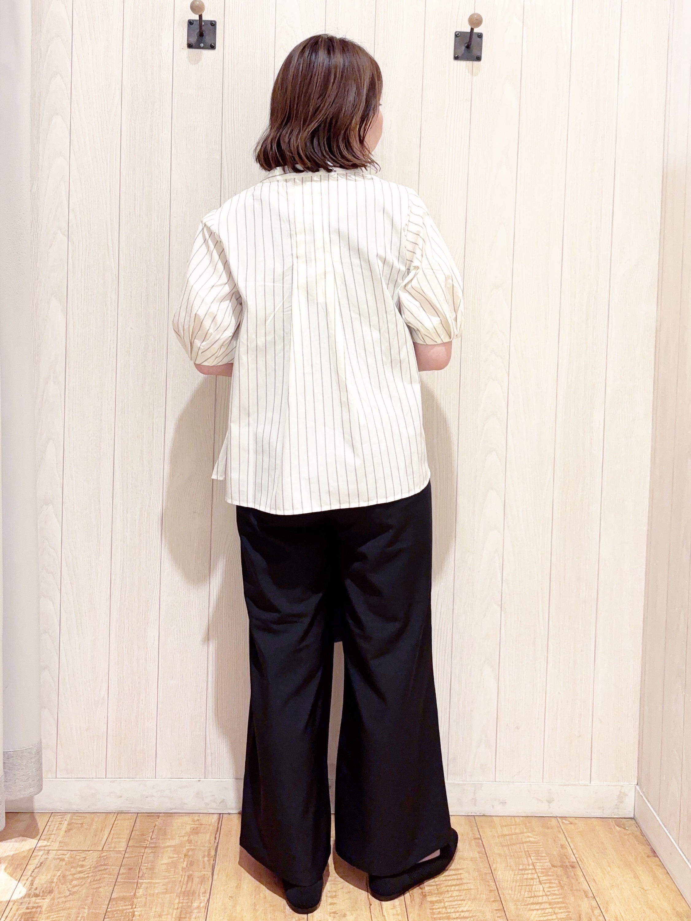 あいこさんの「SHOO･LA･RUE｜【高レビュー/洗濯後しわになりにくい/インせず着られる】自然に体型カバー 麻調ペプラムブラウス」を使ったコーディネート