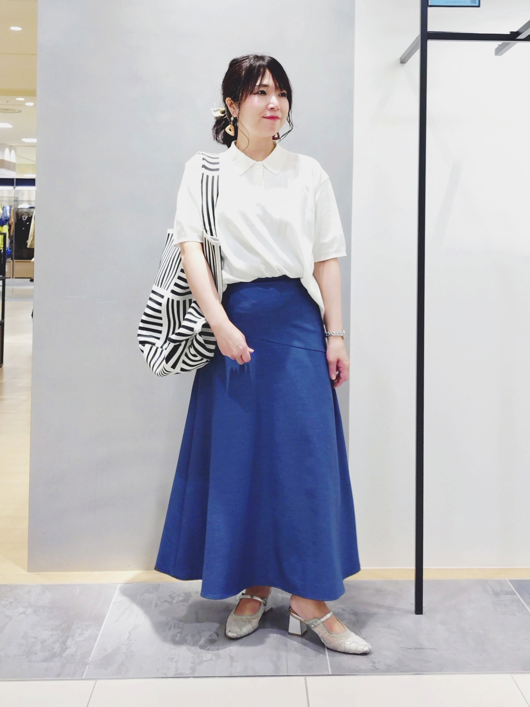 TOMOMIさんの「INDIVI｜【撥水/軽量】ミドル丈 ミニマルトレンチコート」を使ったコーディネート