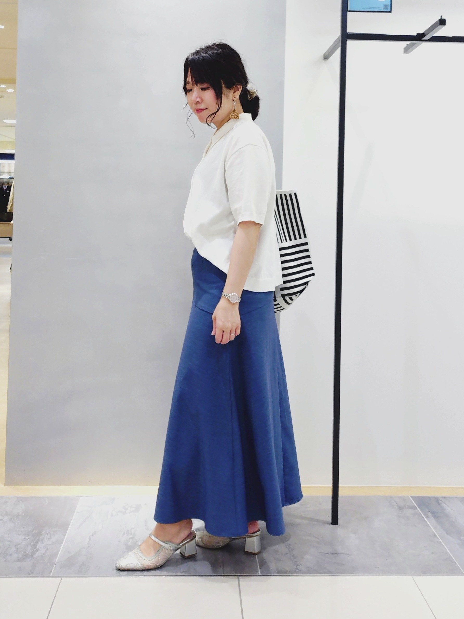 TOMOMIさんの「INDIVI｜【撥水/軽量】ミドル丈 ミニマルトレンチコート」を使ったコーディネート