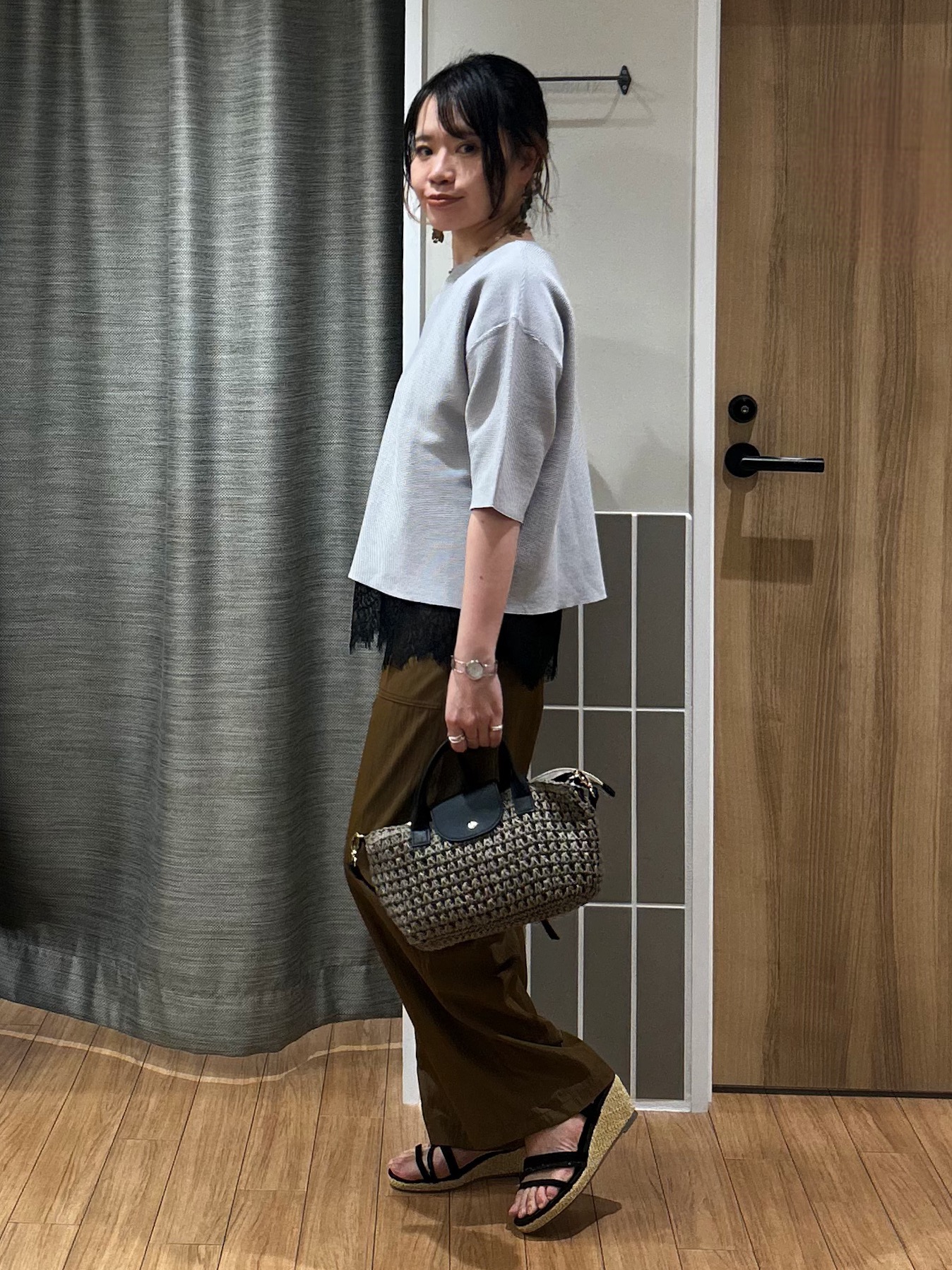 よっしーさんの「grove｜【洗濯機OK】レイヤードにもおすすめ、軽やかクロップドニット」を使ったコーディネート