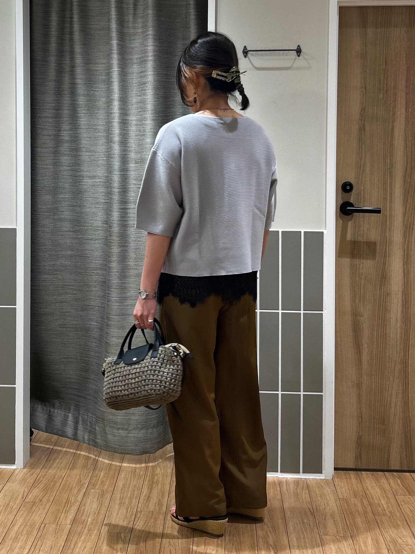 よっしーさんの「grove｜【洗濯機OK】レイヤードにもおすすめ、軽やかクロップドニット」を使ったコーディネート