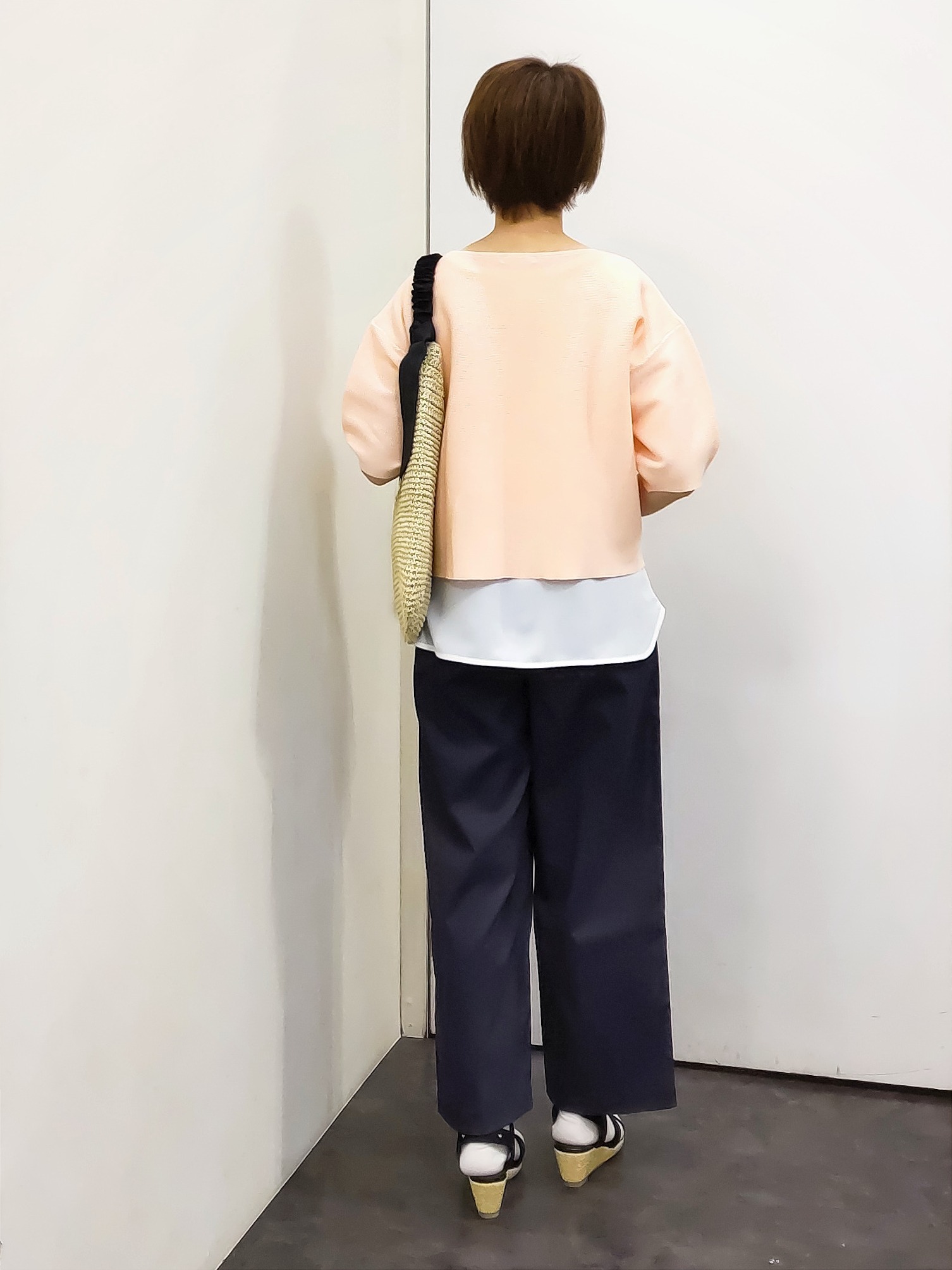 やまちゃんさんの「grove｜【洗濯機OK】レイヤードにもおすすめ、軽やかクロップドニット」を使ったコーディネート