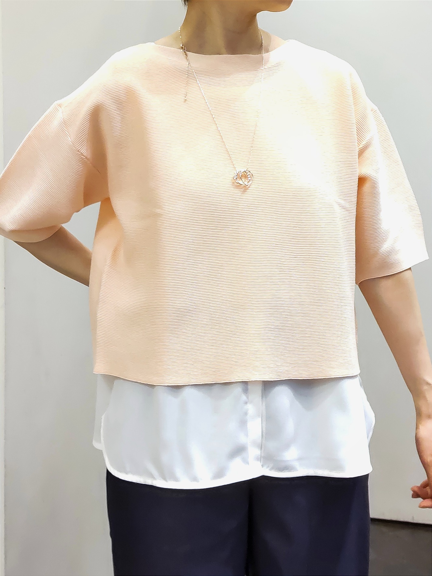 やまちゃんさんの「grove｜【洗濯機OK】レイヤードにもおすすめ、軽やかクロップドニット」を使ったコーディネート
