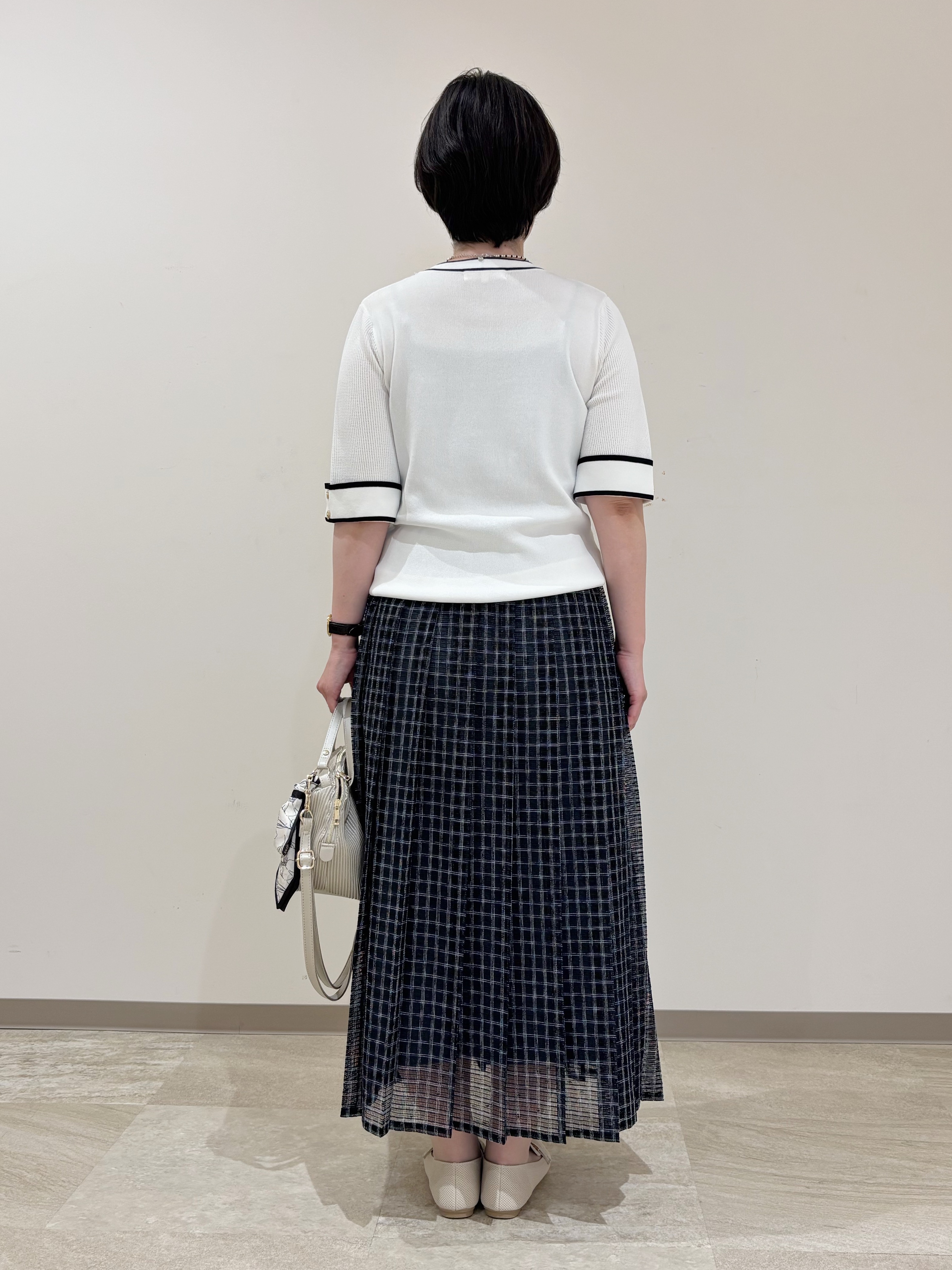 marikoさんの「grove｜新色追加！【シリーズ累計36万枚/名品ニット】やわらかドライタッチ 袖メッシュ編みニット」を使ったコーディネート