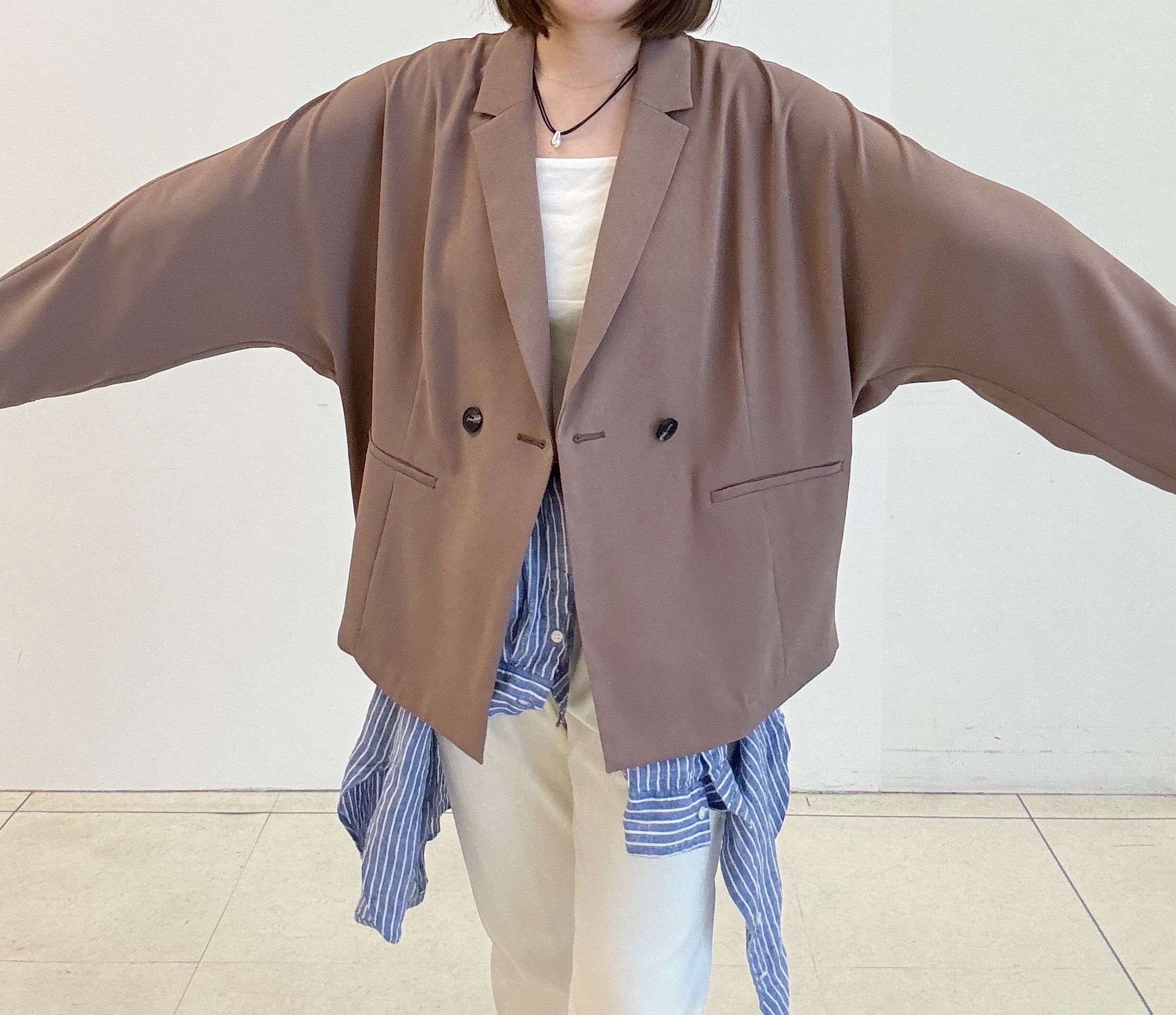 yoshiyaさんの「INDIVI｜【接触冷感／透湿／着る日傘】ドルマンダブルジャケット」を使ったコーディネート